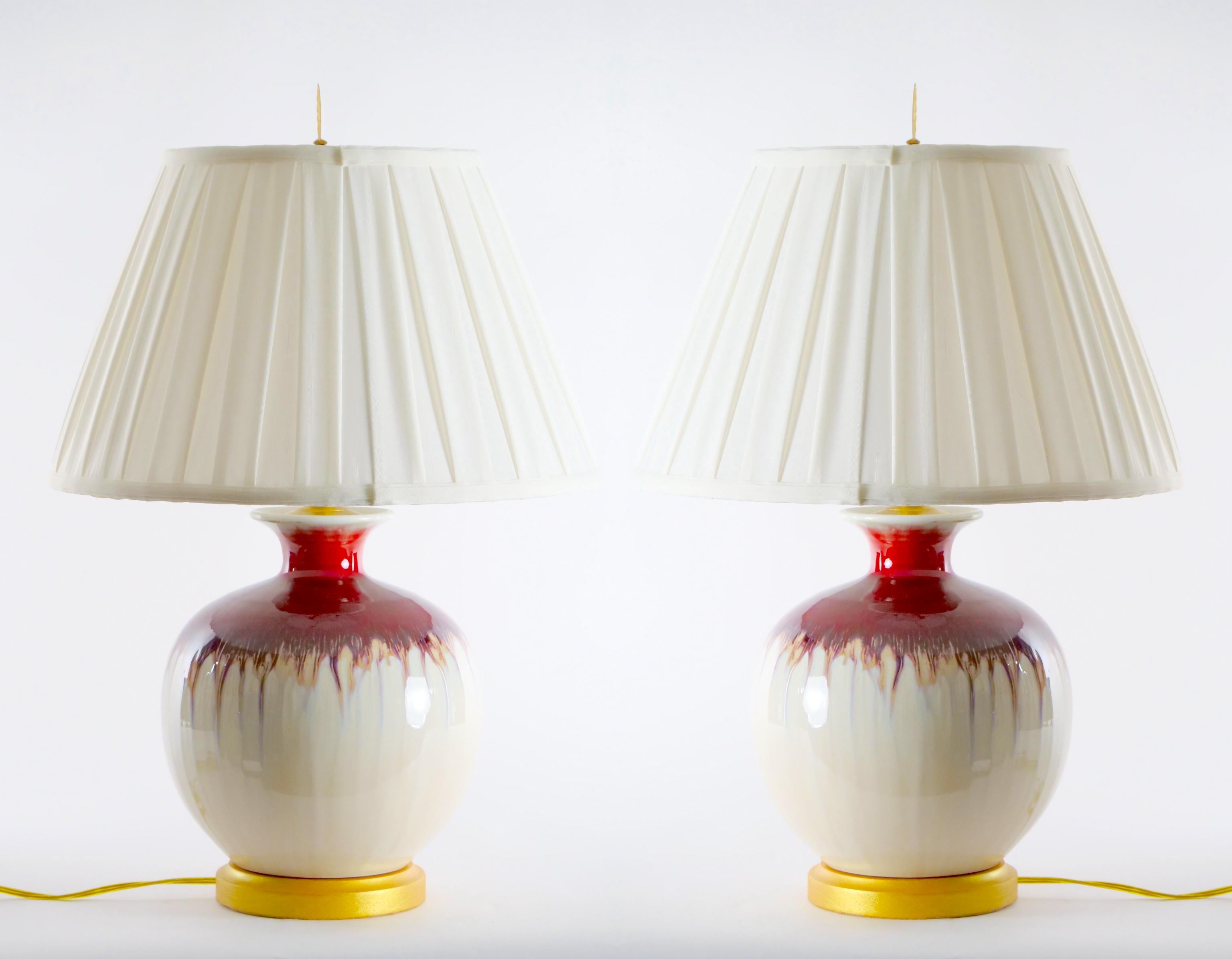 20. Jahrhundert Paar Flambe Vase Lampe / vergoldetes Holz Basis  im Zustand „Gut“ im Angebot in Tarry Town, NY