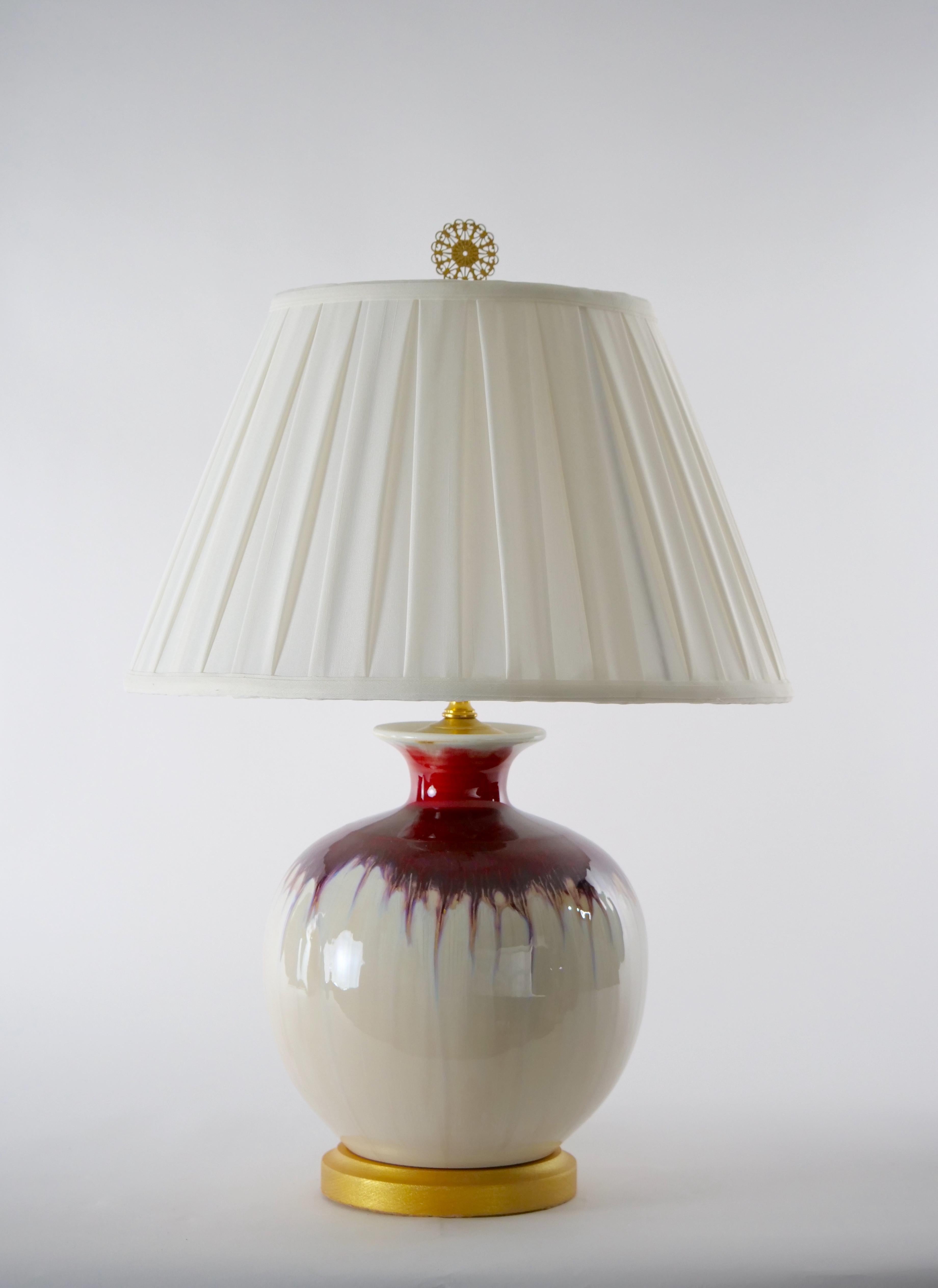 20. Jahrhundert Paar Flambe Vase Lampe / vergoldetes Holz Basis  (Porzellan) im Angebot