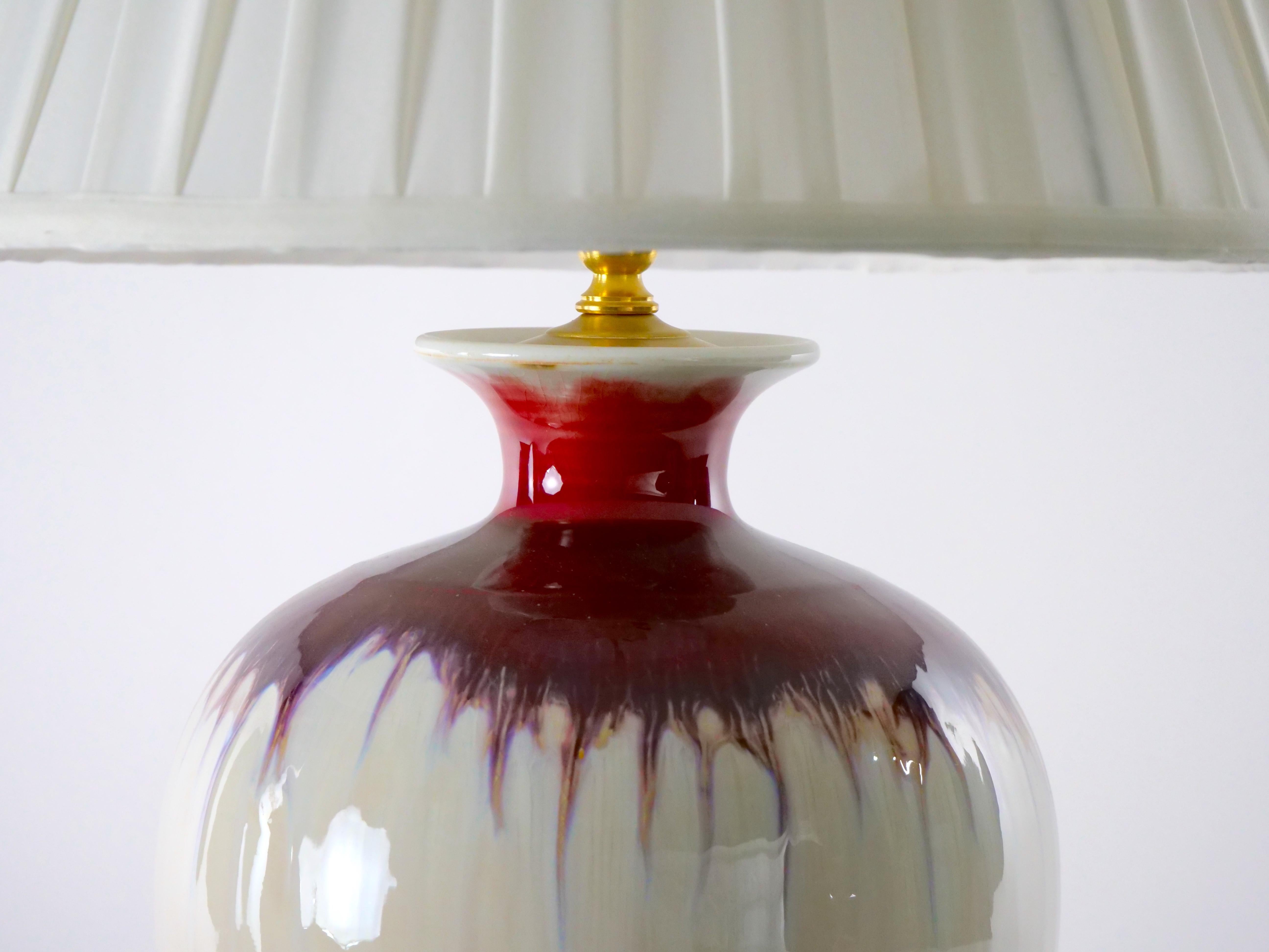 20. Jahrhundert Paar Flambe Vase Lampe / vergoldetes Holz Basis  im Angebot 2