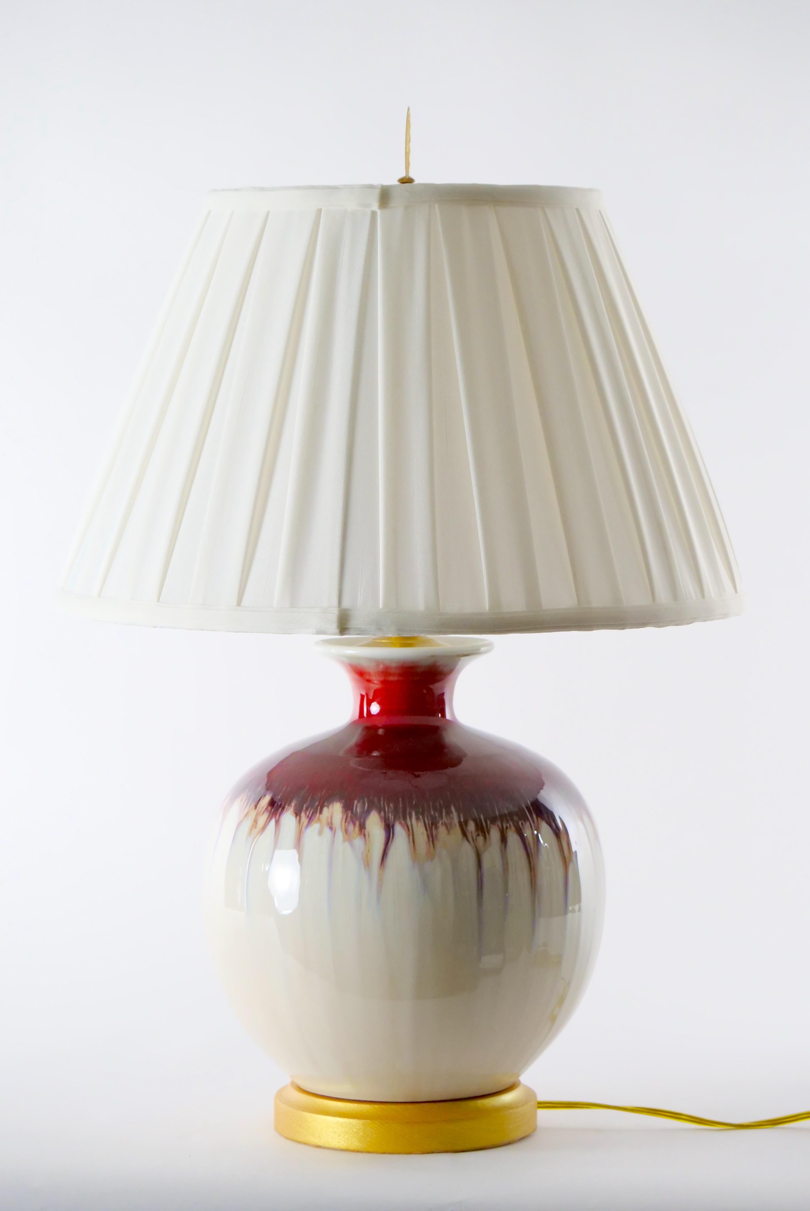 20. Jahrhundert Paar Flambe Vase Lampe / vergoldetes Holz Basis  im Angebot 4