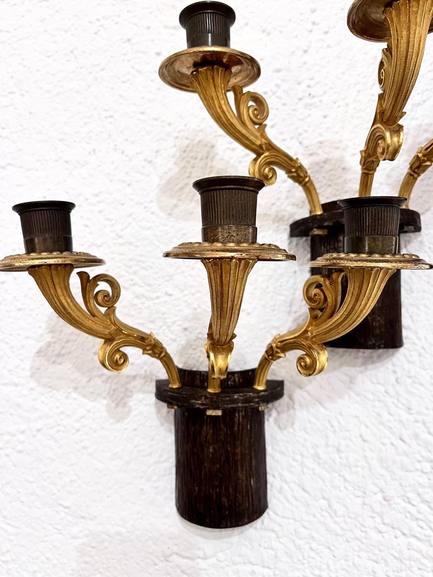 Siglo XX Pareja de candelabros franceses de bronce dorado de tres brazos estilo Luis XVI en venta 3