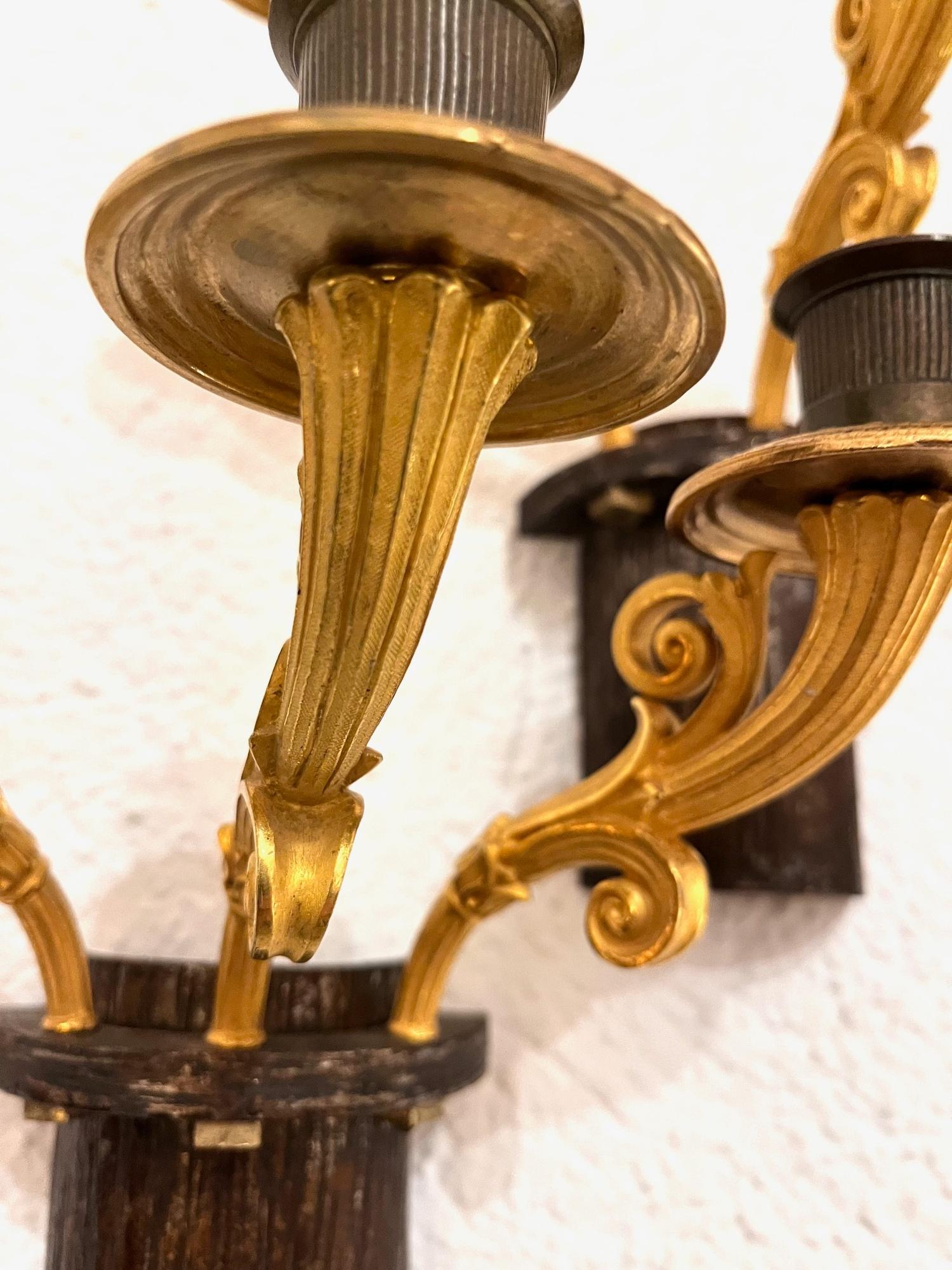 Siglo XX Pareja de candelabros franceses de bronce dorado de tres brazos estilo Luis XVI en venta 5