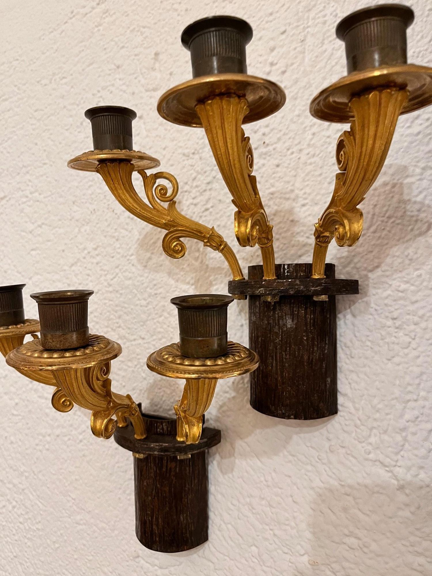 Siglo XX Pareja de candelabros franceses de bronce dorado de tres brazos estilo Luis XVI en venta 7