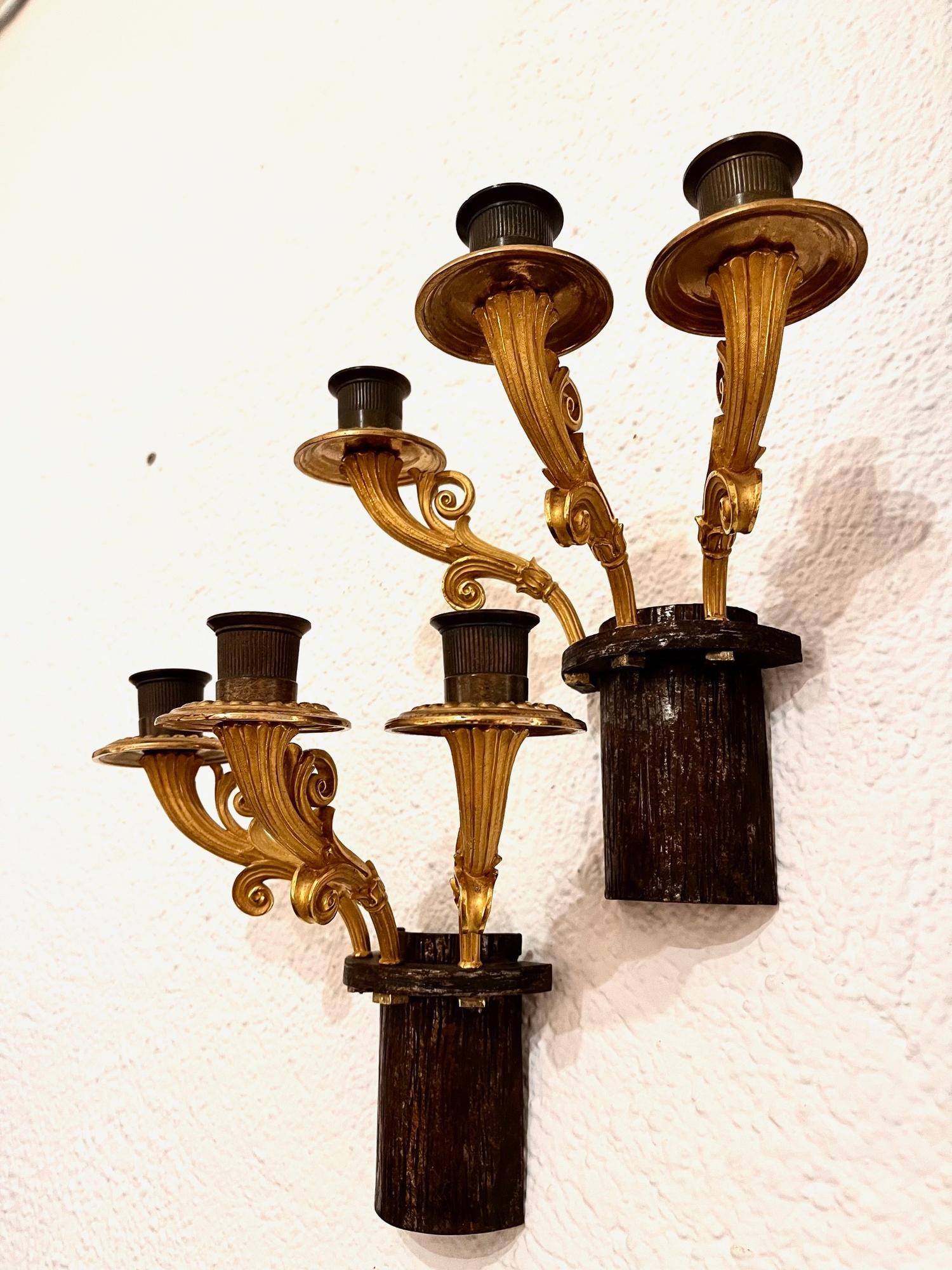 Siglo XX Pareja de candelabros franceses de bronce dorado de tres brazos estilo Luis XVI en venta 8