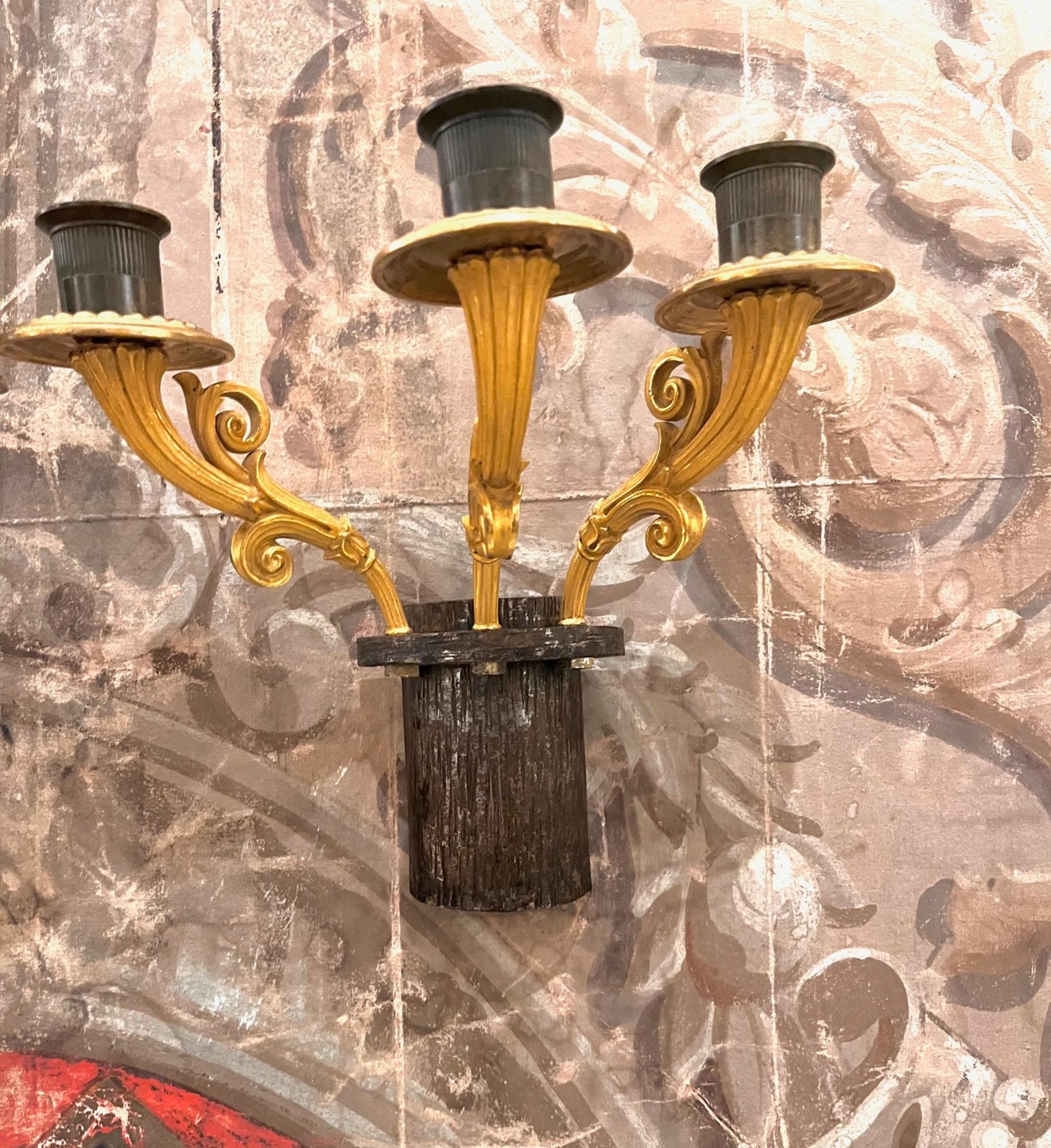 Siglo XX Pareja de candelabros franceses de bronce dorado de tres brazos estilo Luis XVI en venta 10