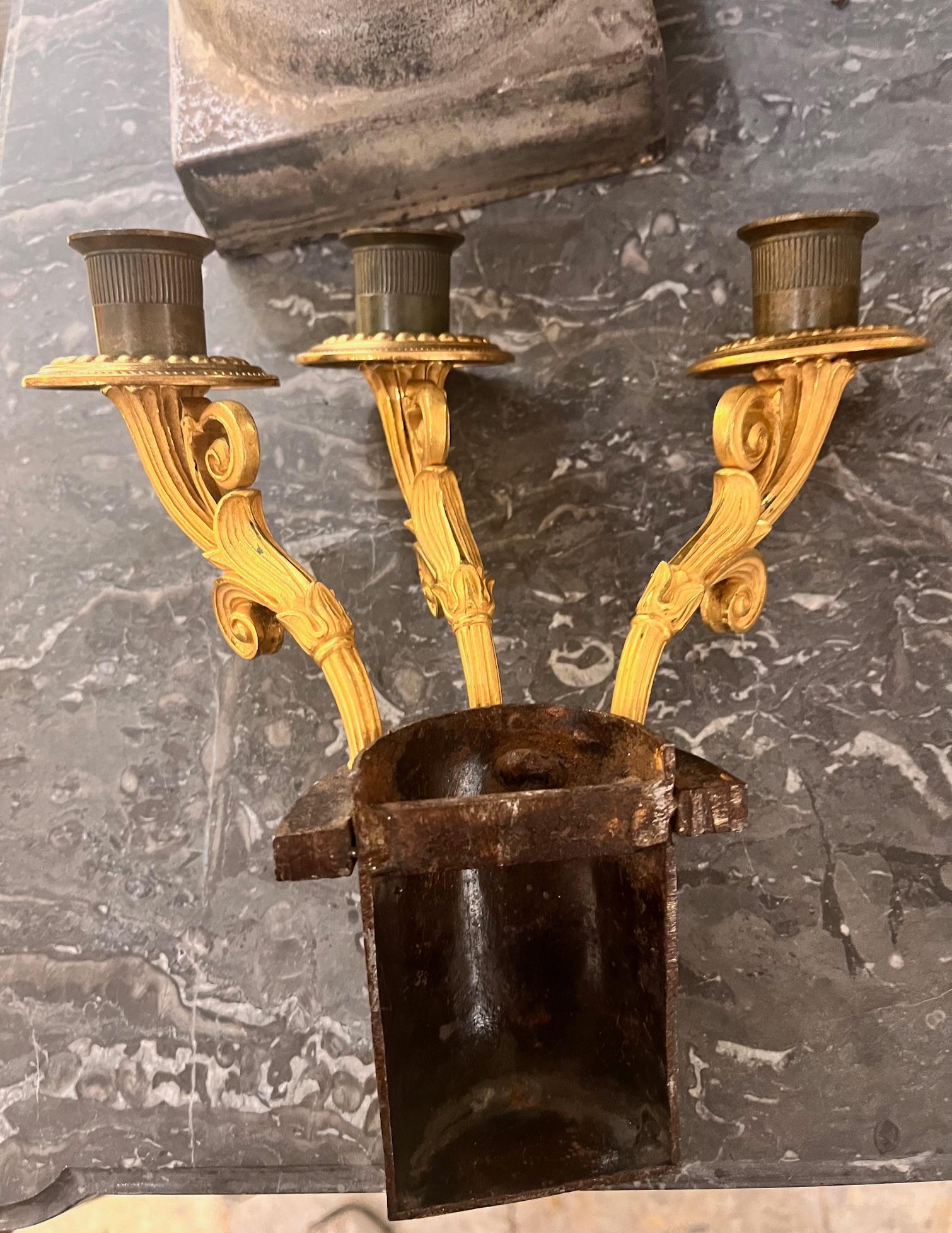 Siglo XX Pareja de candelabros franceses de bronce dorado de tres brazos estilo Luis XVI en venta 11