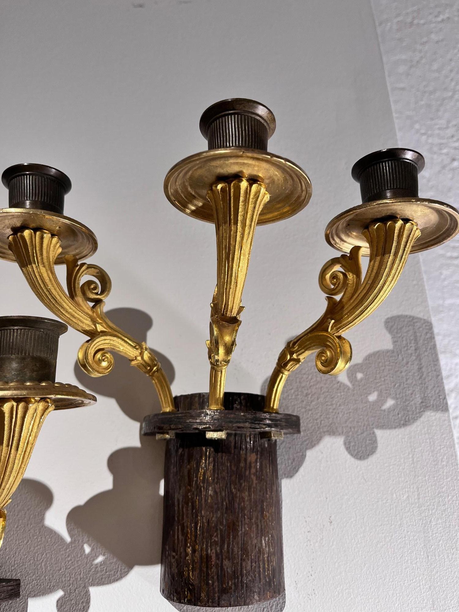 Siglo XX Pareja de candelabros franceses de bronce dorado de tres brazos estilo Luis XVI en Bueno estado para la venta en Madrid, ES