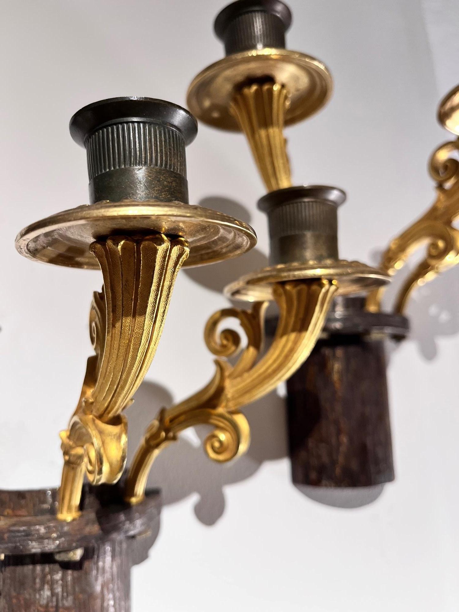 Siglo XX Pareja de candelabros franceses de bronce dorado de tres brazos estilo Luis XVI siglo XX en venta