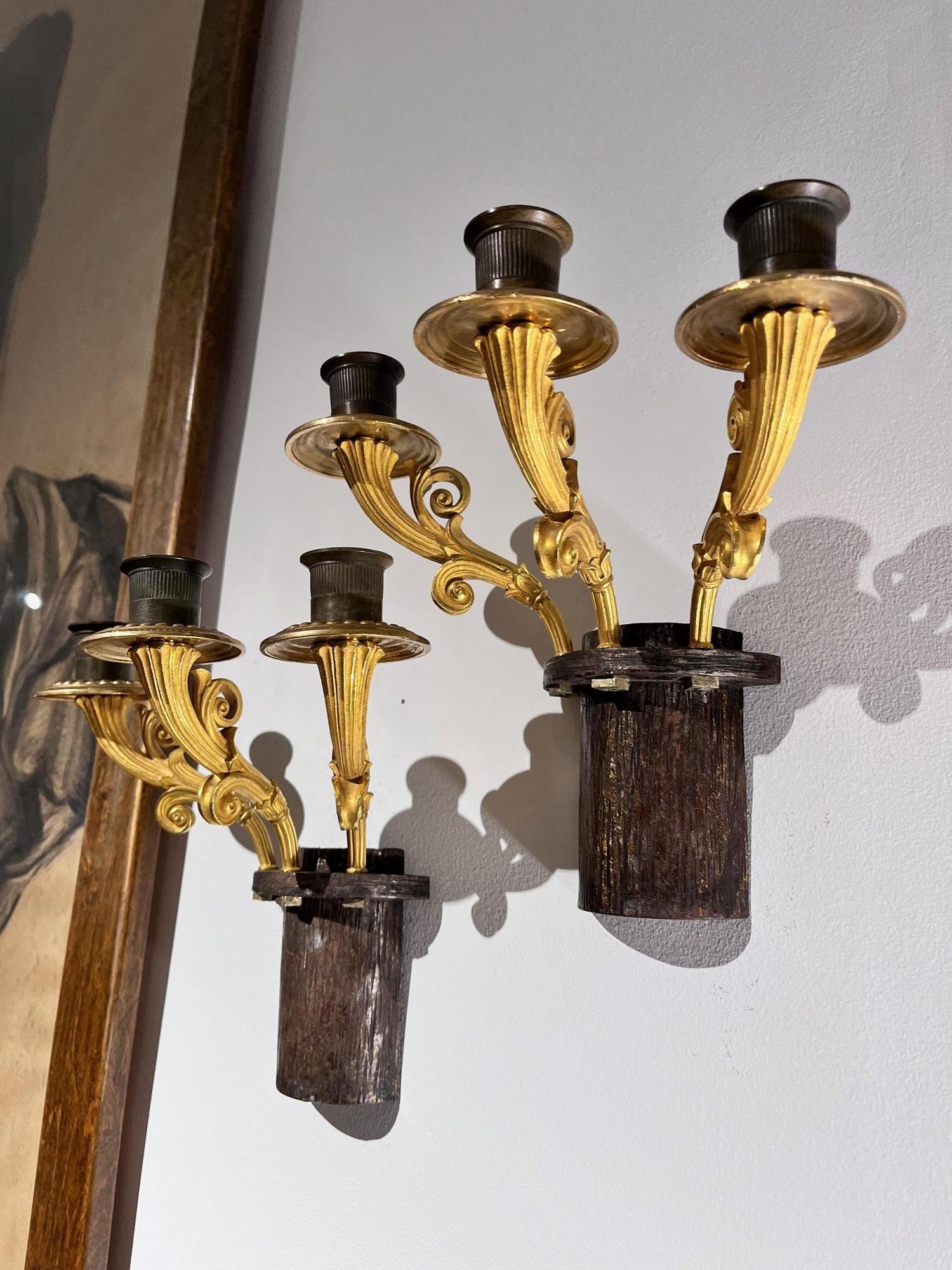 Siglo XX Pareja de candelabros franceses de bronce dorado de tres brazos estilo Luis XVI Metal en venta