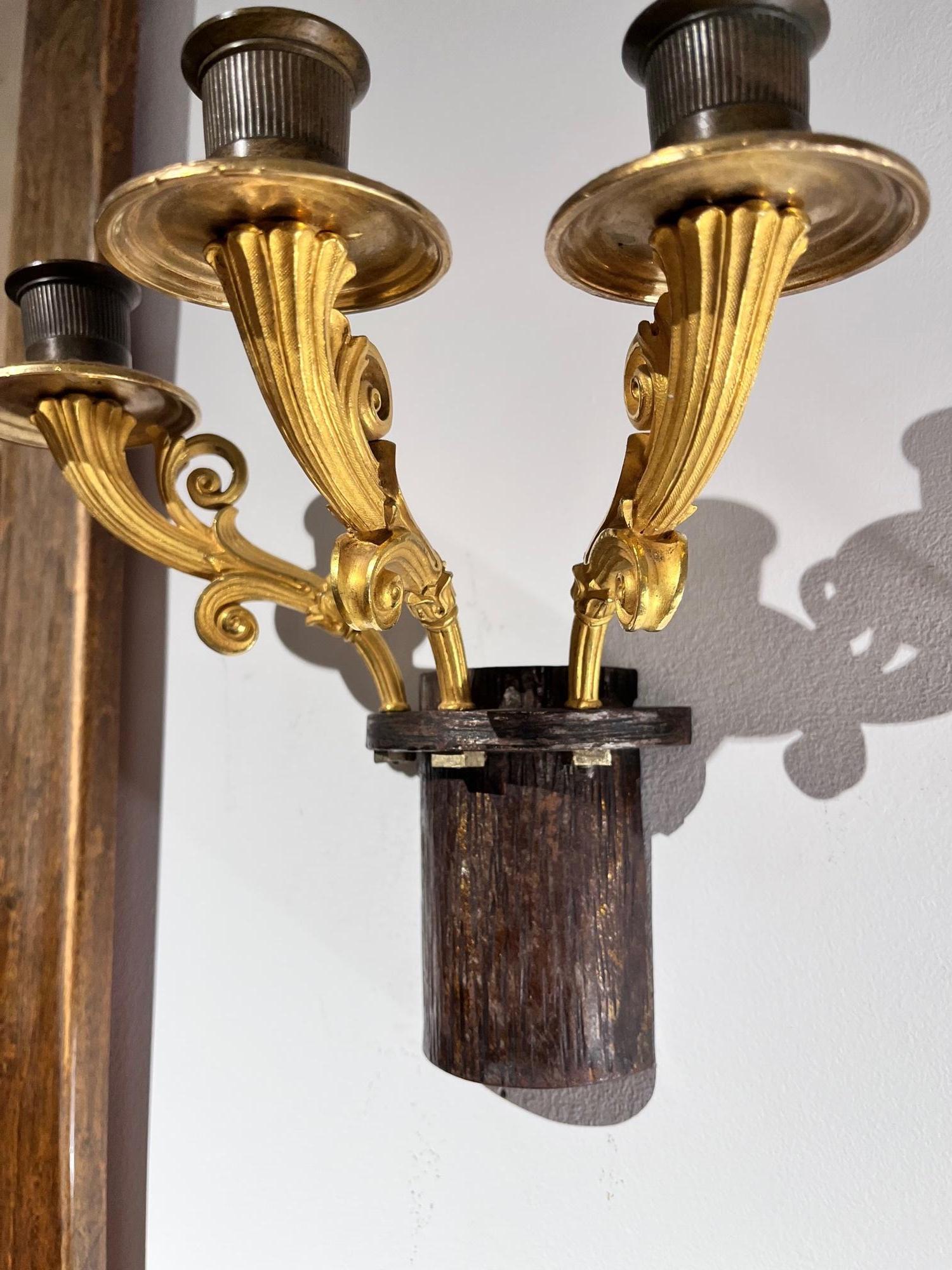 Siglo XX Pareja de candelabros franceses de bronce dorado de tres brazos estilo Luis XVI en venta 1