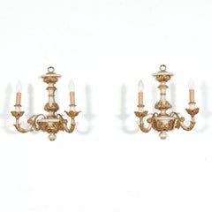 Coppia di lampade a 2 luci in legno dipinto e dorato del XX secolo