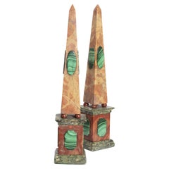 Paar Obelisken-Garnituren aus Marmor und Malachit aus dem späten 19. Jahrhundert