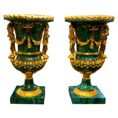 Coppia di urne monumentali in malachite con montatura in bronzo dorato del XX secolo