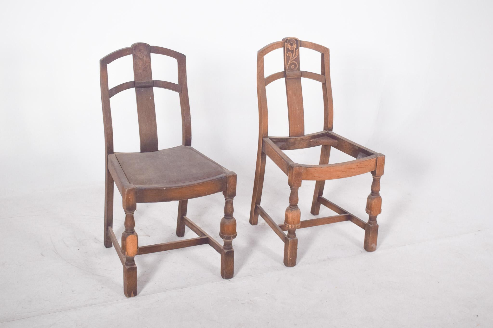 Ein Paar antike Stühle. Mit einer leicht gewölbten Rückenlehne und einer eleganten Struktur haben beide Stühle die gleiche Konstruktionstypologie, mit gedrechselten Beinen an der Vorderseite, geraden Verstärkungsstreben und einer Rückenlehne, die