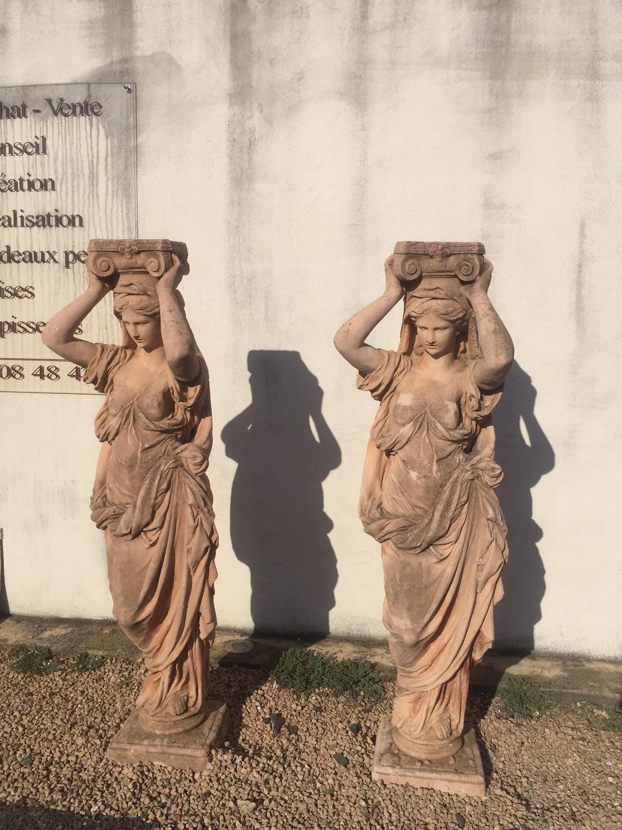 Beautiful 20th century, pair of antique Greek cariatide stone statues from the 1950s.
Ideal for garden. Terracotta color.
A cariatid of ancient Greek literally means 