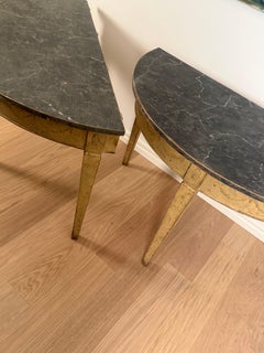 Par de mesas consola suecas antiguas de estilo «demi-lune» del siglo XX