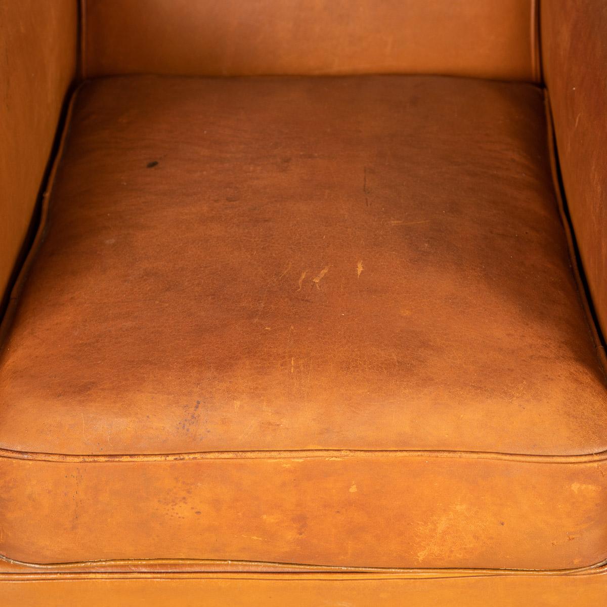 20ème siècle Paire de fauteuils club français en cuir de style Art Déco 4