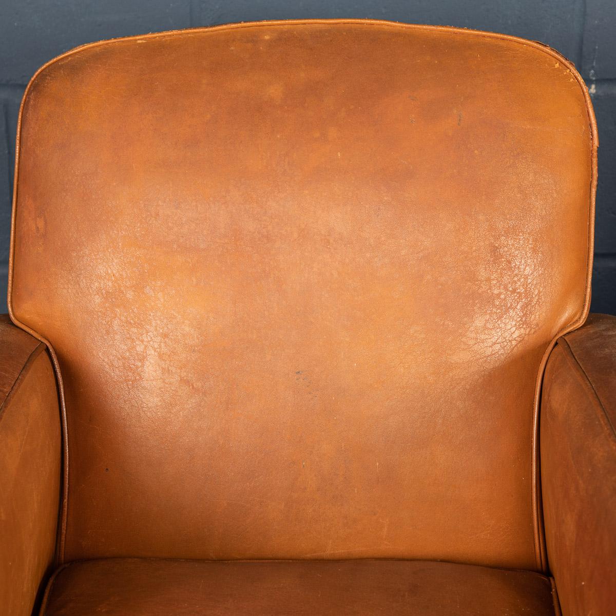 20ème siècle Paire de fauteuils club français en cuir de style Art Déco 5