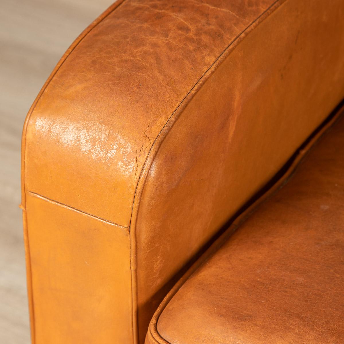 20ème siècle Paire de fauteuils club français en cuir de style Art Déco 7