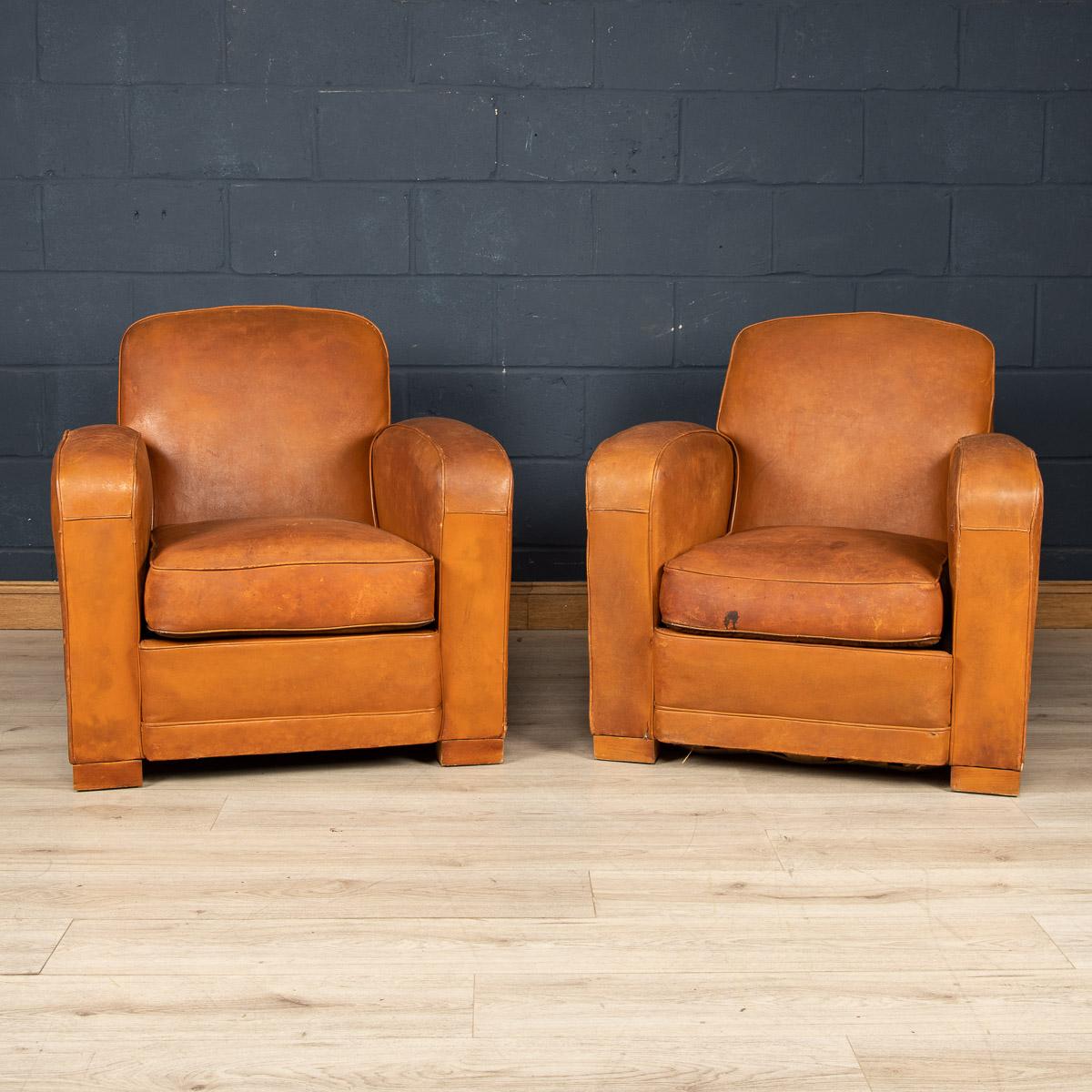 Une superbe paire de fauteuils club en cuir français, vers 1950. Ces fauteuils ont toujours respiré la classe et la sophistication, depuis le jour où ils ont été fabriqués au milieu du XXe siècle jusqu'à aujourd'hui. Il s'agit du modèle Art déco,