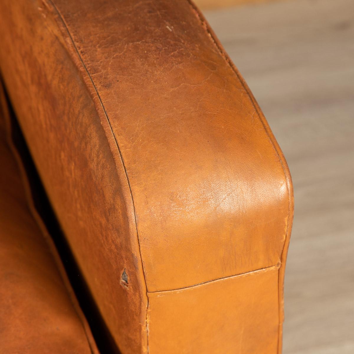 20ème siècle Paire de fauteuils club français en cuir de style Art Déco 1