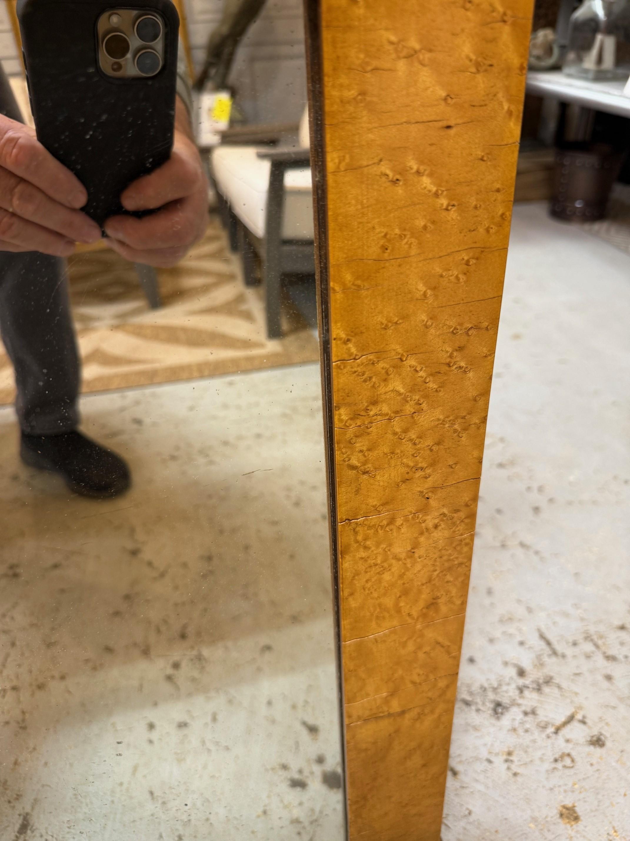 Coppia di specchi in stile Biedermeier del XX secolo, impiallacciatura in legno di boro e corona d'alloro in vendita 6