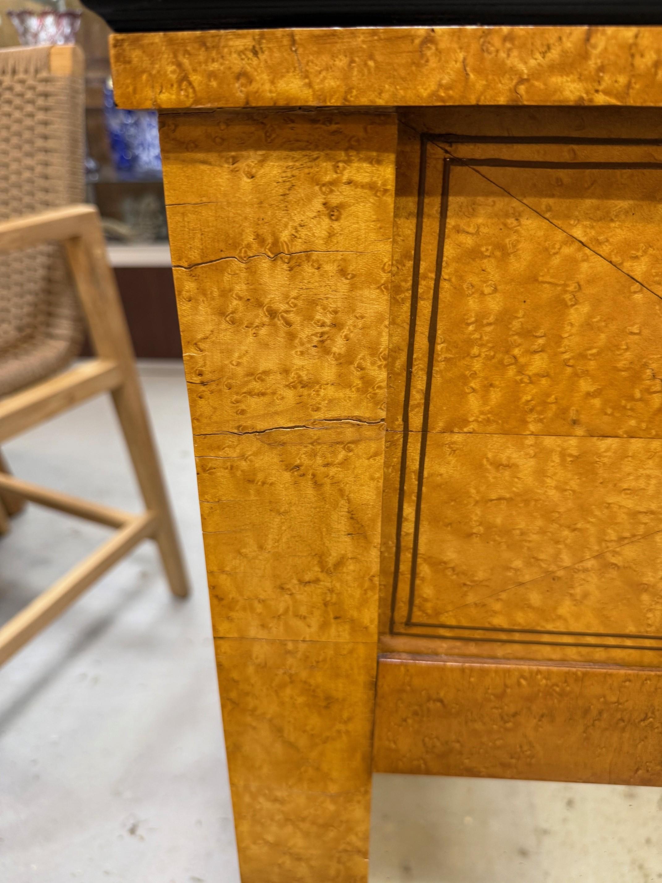 Coppia di specchi in stile Biedermeier del XX secolo, impiallacciatura in legno di boro e corona d'alloro in vendita 7