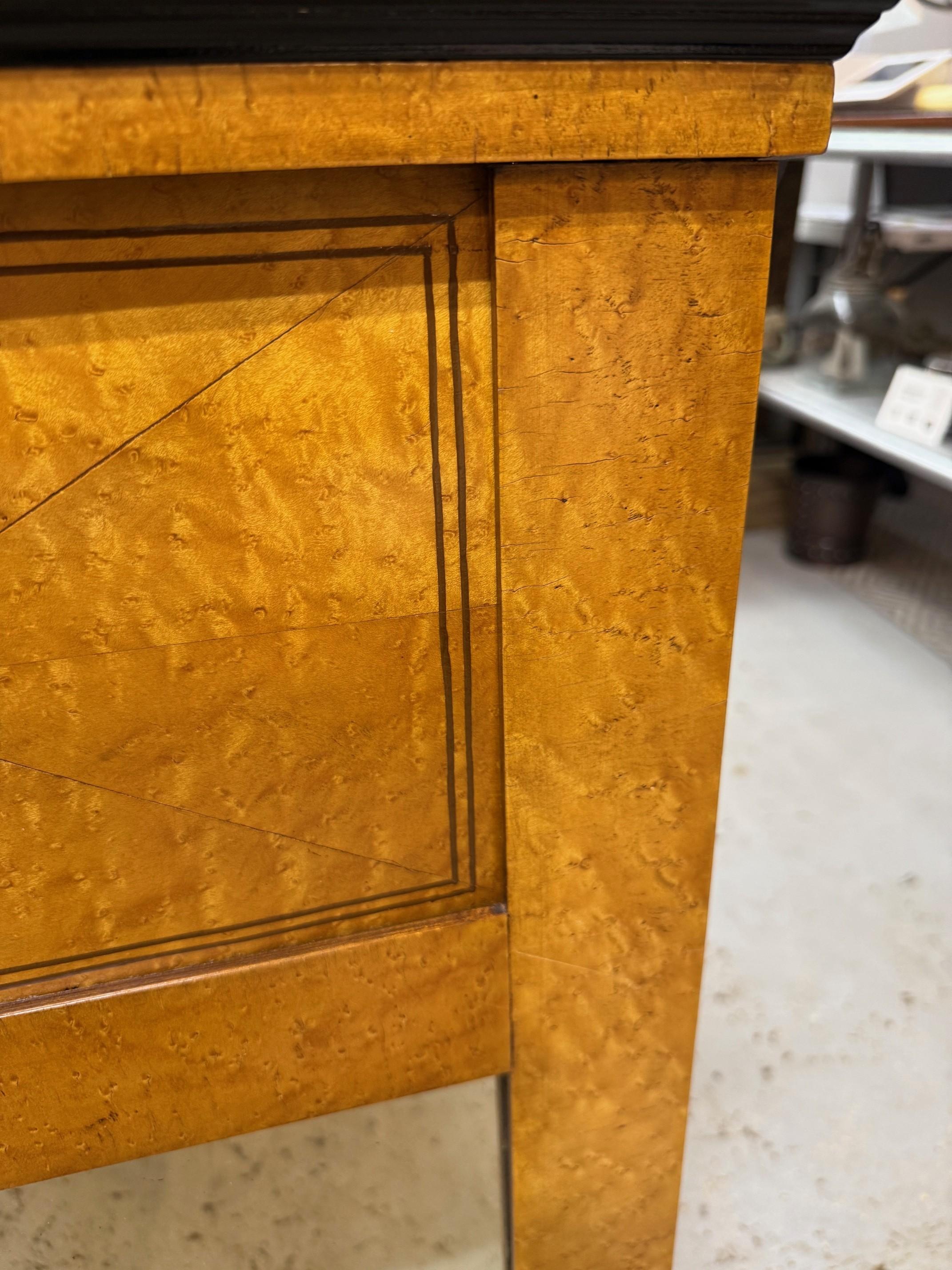 Coppia di specchi in stile Biedermeier del XX secolo, impiallacciatura in legno di boro e corona d'alloro in vendita 8