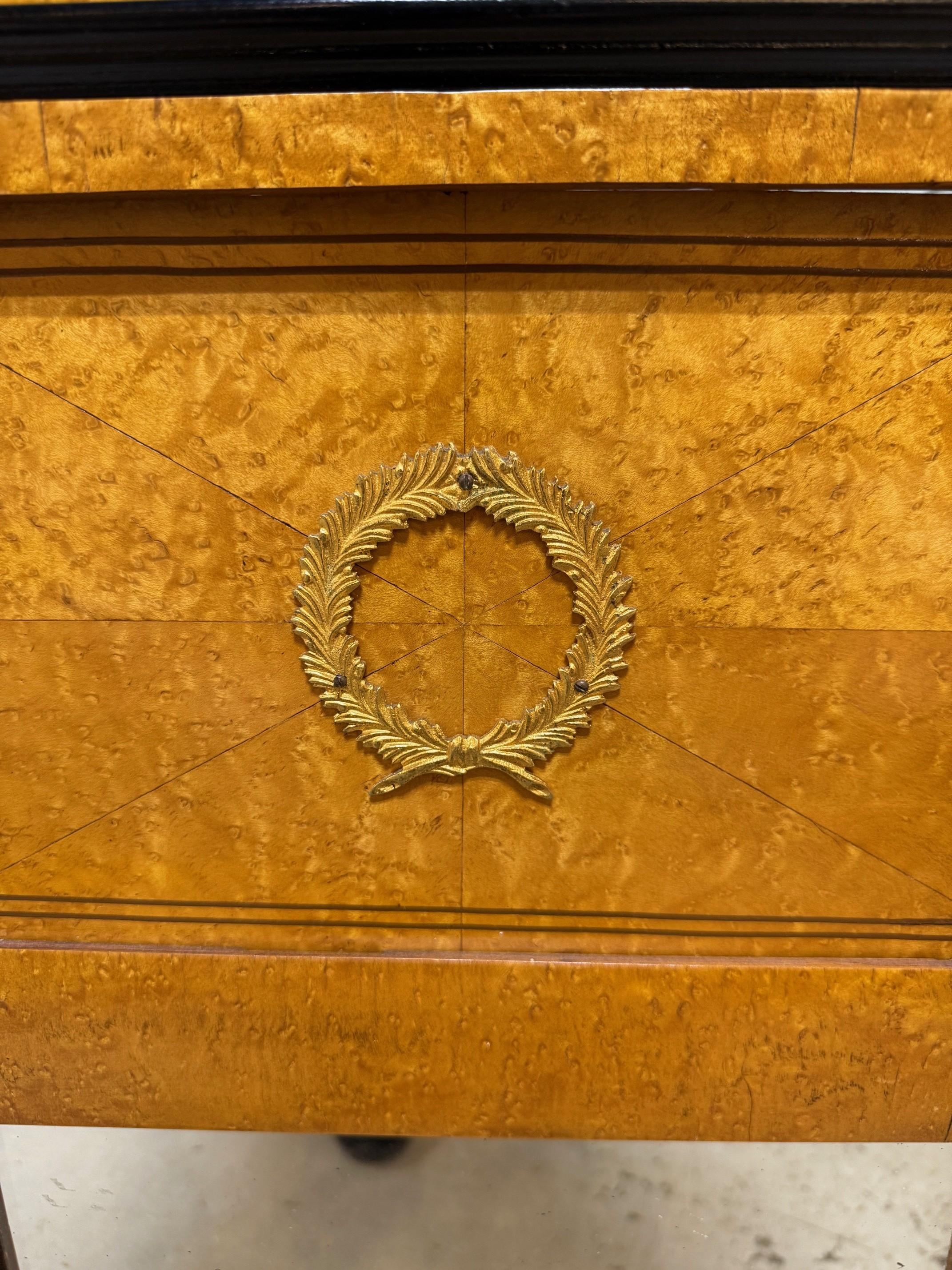 Coppia di specchi in stile Biedermeier del XX secolo, impiallacciatura in legno di boro e corona d'alloro in vendita 9