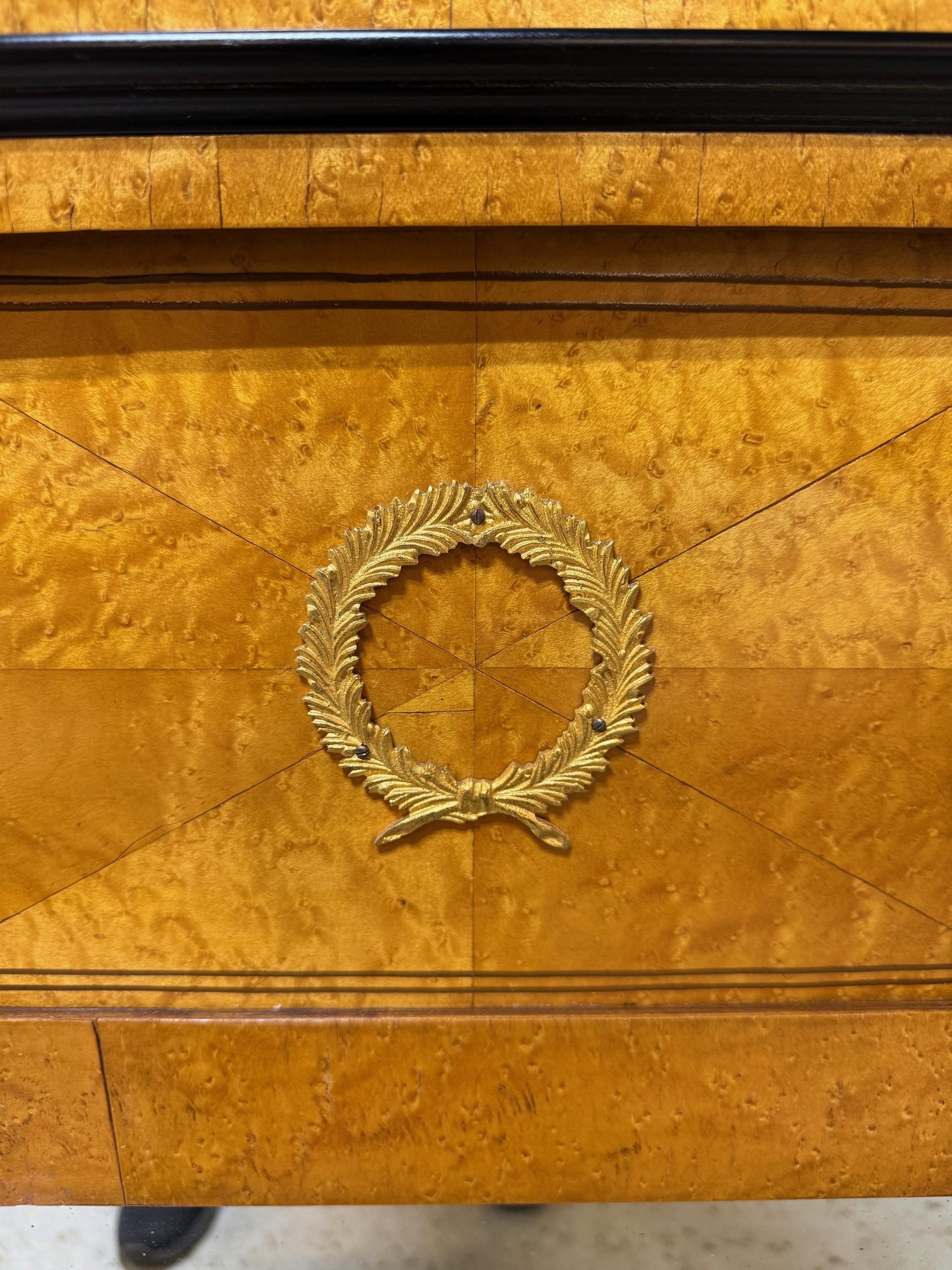 Coppia di specchi in stile Biedermeier del XX secolo, impiallacciatura in legno di boro e corona d'alloro in vendita 10