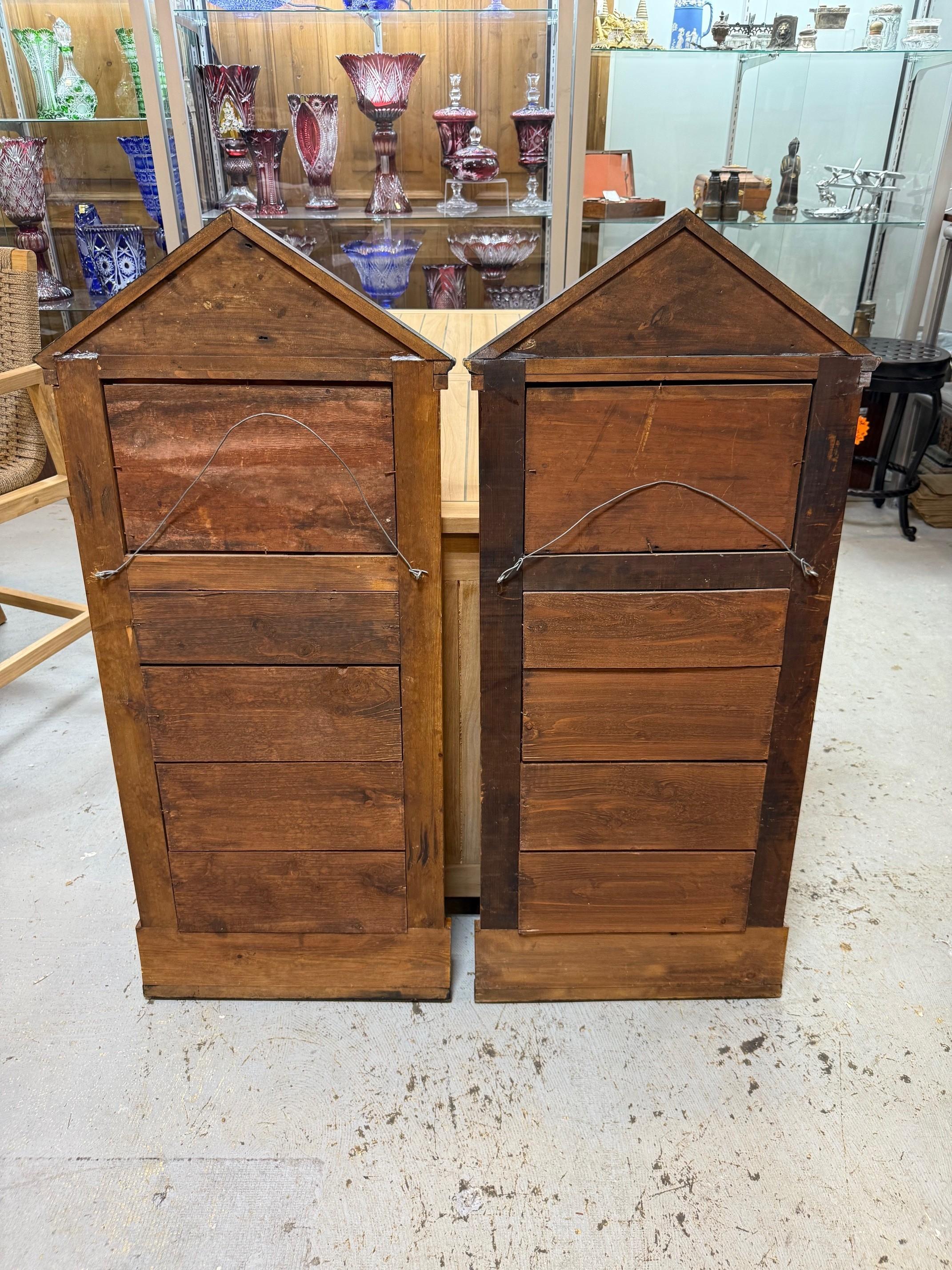 Coppia di specchi in stile Biedermeier del XX secolo, impiallacciatura in legno di boro e corona d'alloro in vendita 13