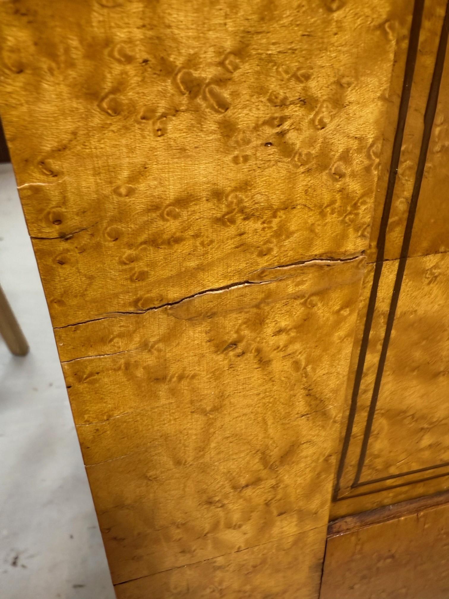 Coppia di specchi in stile Biedermeier del XX secolo, impiallacciatura in legno di boro e corona d'alloro in vendita 14