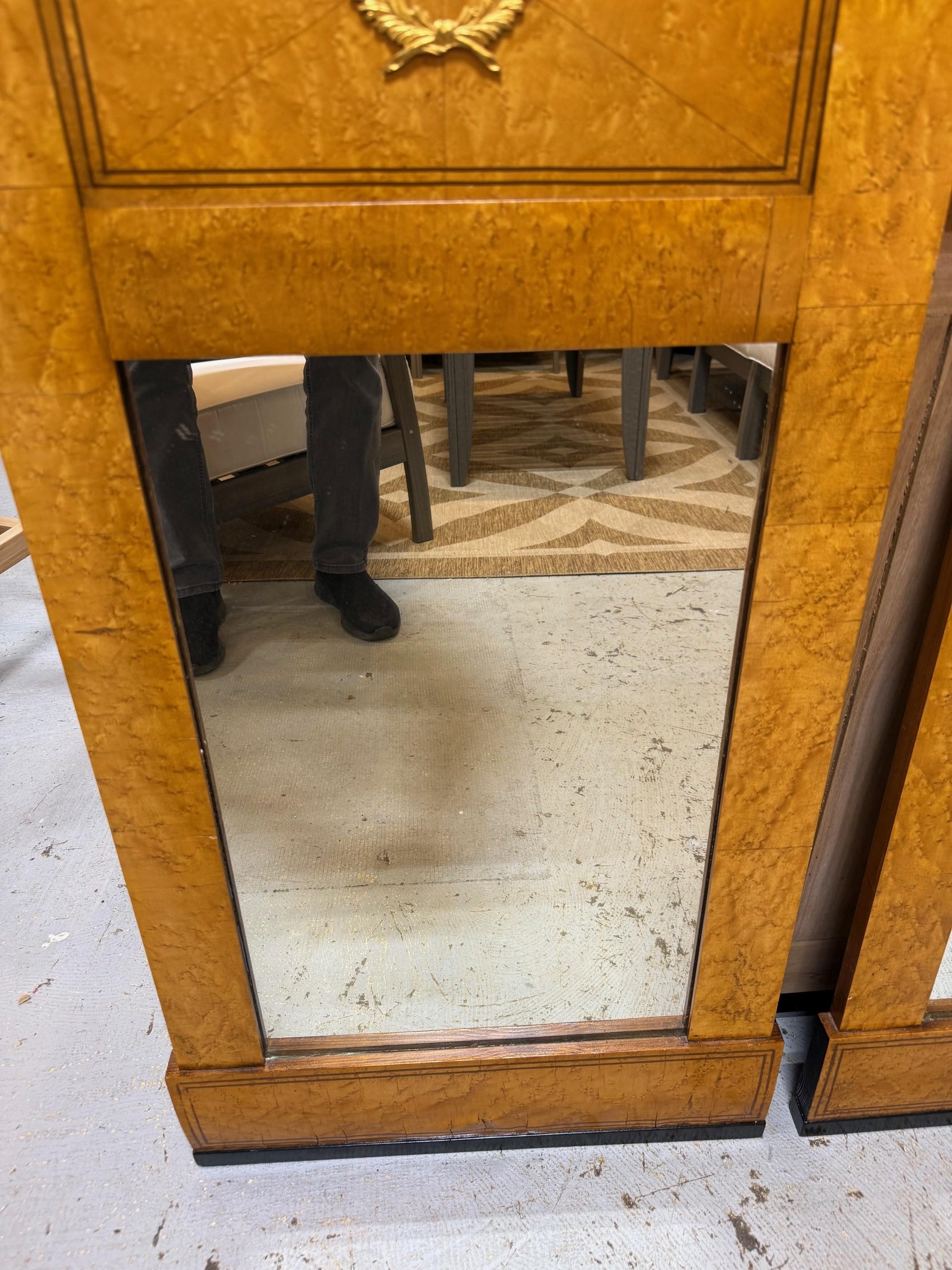 Coppia di specchi in stile Biedermeier del XX secolo, impiallacciatura in legno di boro e corona d'alloro In condizioni buone in vendita a Stamford, CT