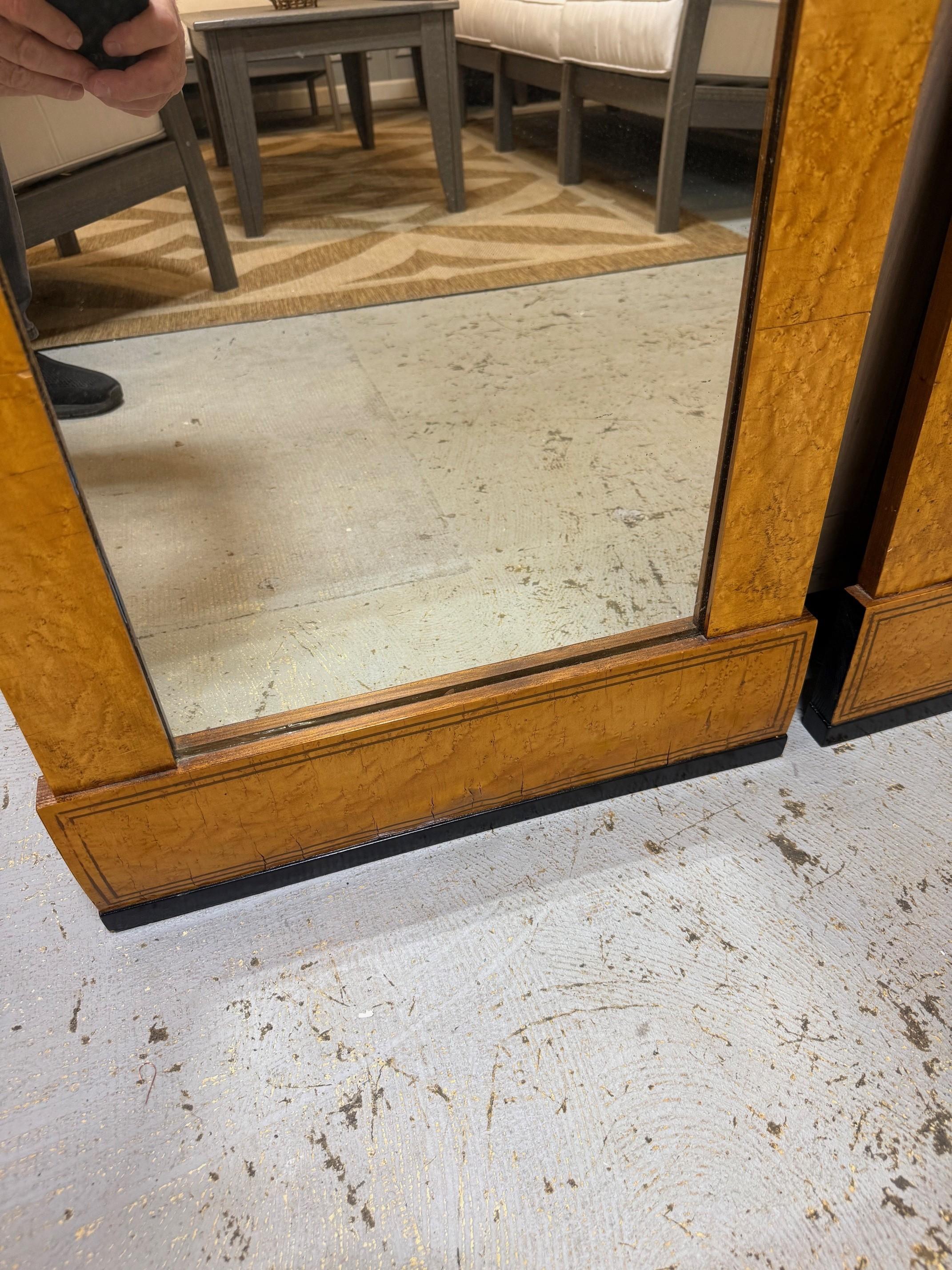 Specchio Coppia di specchi in stile Biedermeier del XX secolo, impiallacciatura in legno di boro e corona d'alloro in vendita