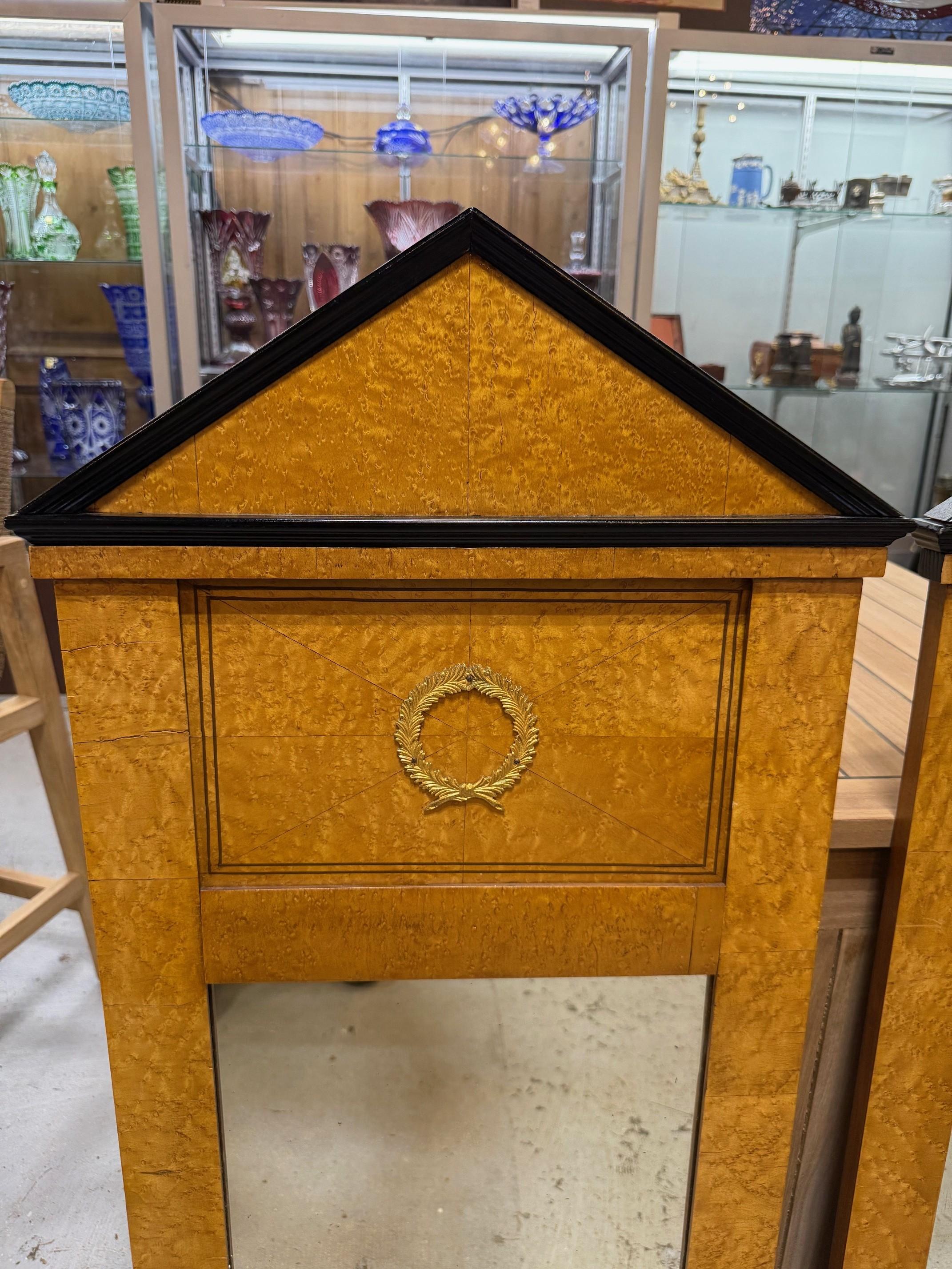 Coppia di specchi in stile Biedermeier del XX secolo, impiallacciatura in legno di boro e corona d'alloro in vendita 1