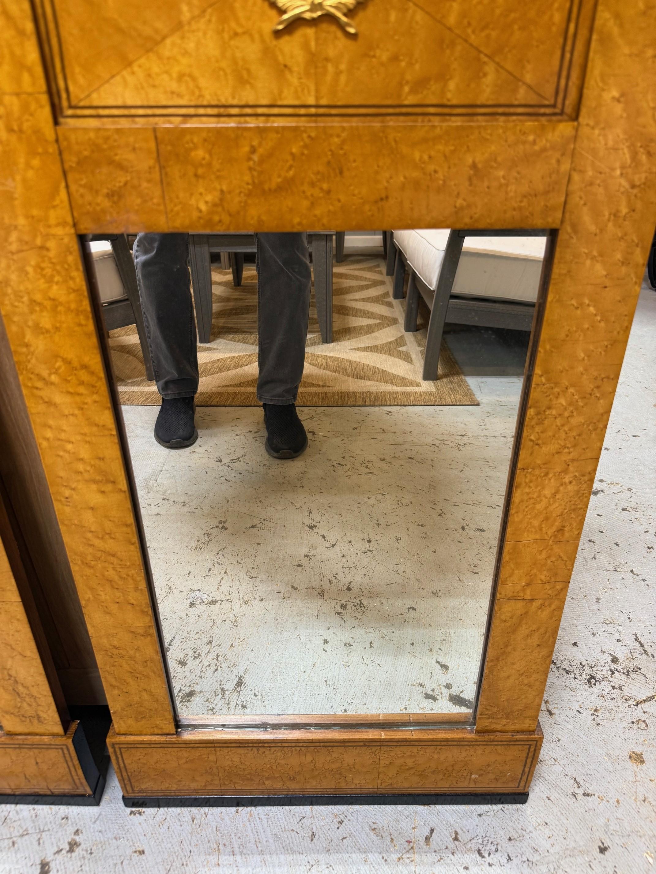 Coppia di specchi in stile Biedermeier del XX secolo, impiallacciatura in legno di boro e corona d'alloro in vendita 2