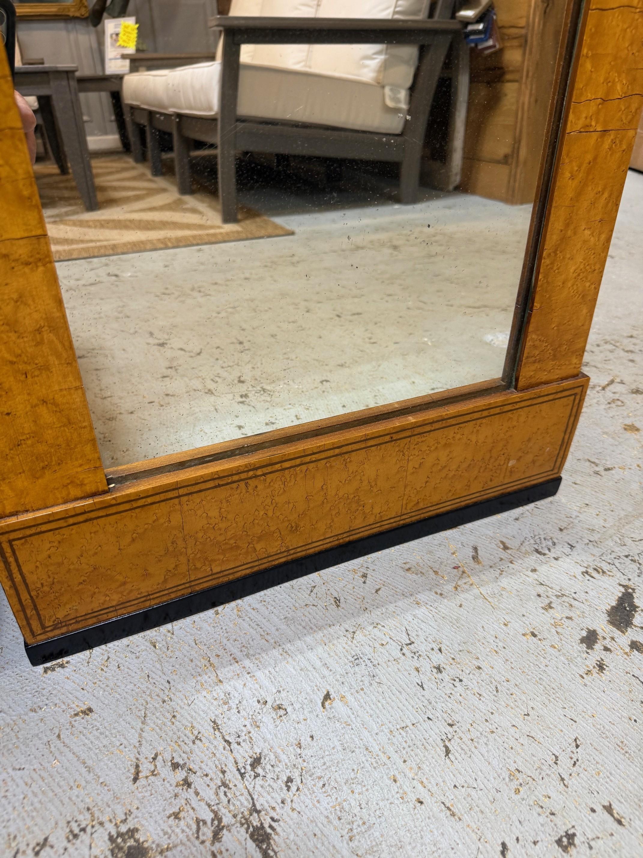 Coppia di specchi in stile Biedermeier del XX secolo, impiallacciatura in legno di boro e corona d'alloro in vendita 3