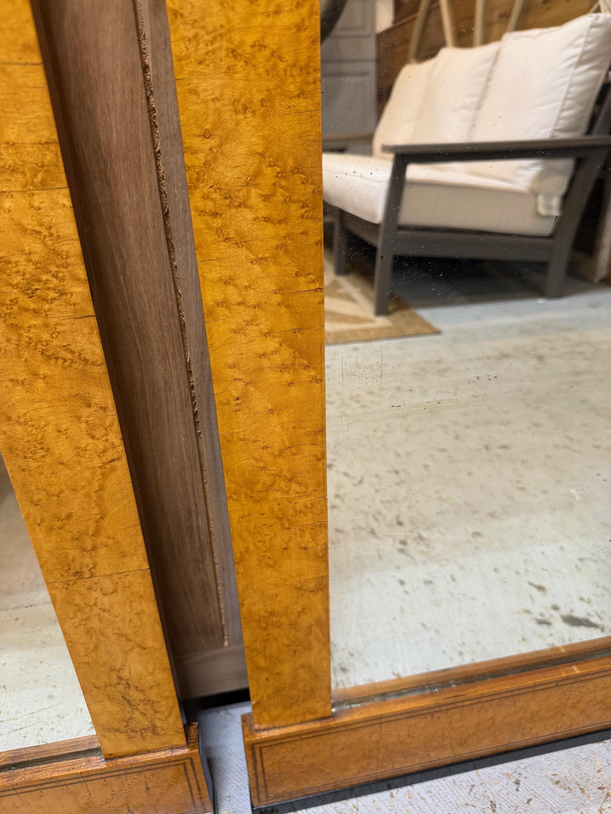 Coppia di specchi in stile Biedermeier del XX secolo, impiallacciatura in legno di boro e corona d'alloro in vendita 4