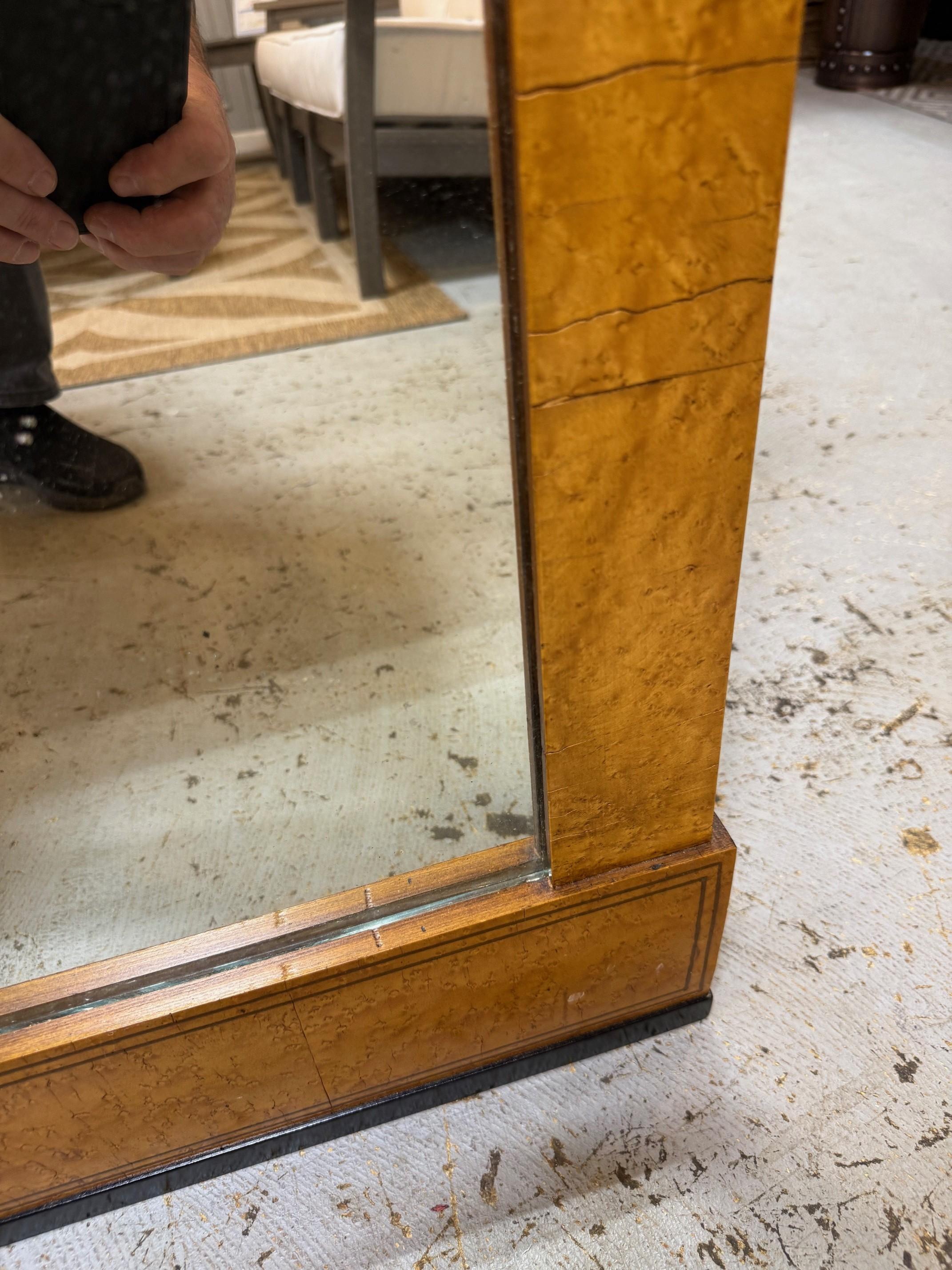 Coppia di specchi in stile Biedermeier del XX secolo, impiallacciatura in legno di boro e corona d'alloro in vendita 5