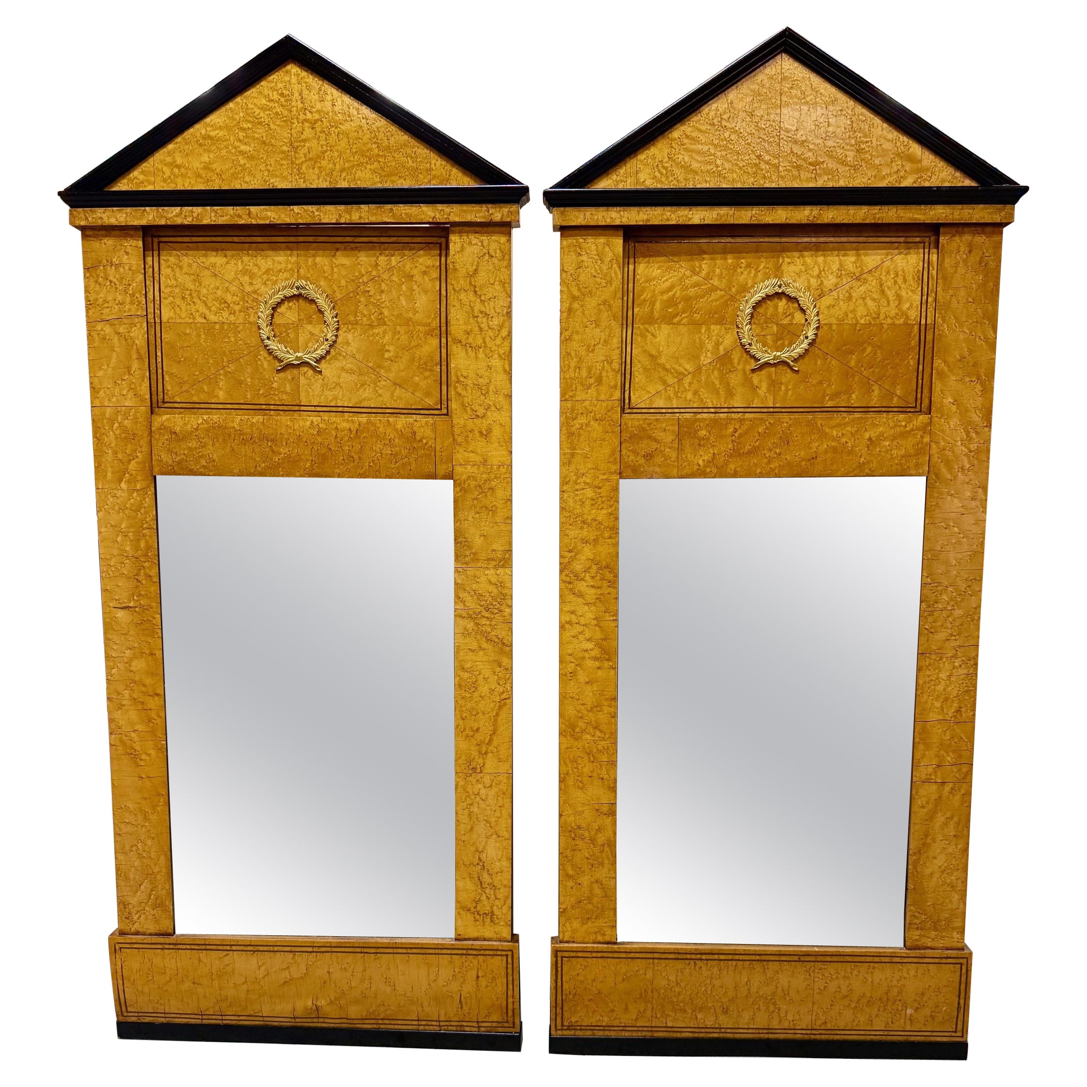 Coppia di specchi in stile Biedermeier del XX secolo, impiallacciatura in legno di boro e corona d
alloro in vendita