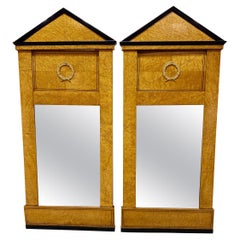 Coppia di specchi in stile Biedermeier del XX secolo, impiallacciatura in legno di boro e corona d'alloro