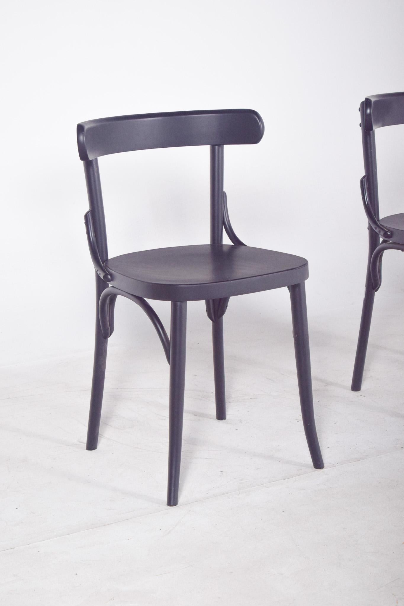 Mid-Century Modern Paire de chaises laquées noires du 20e siècle en vente