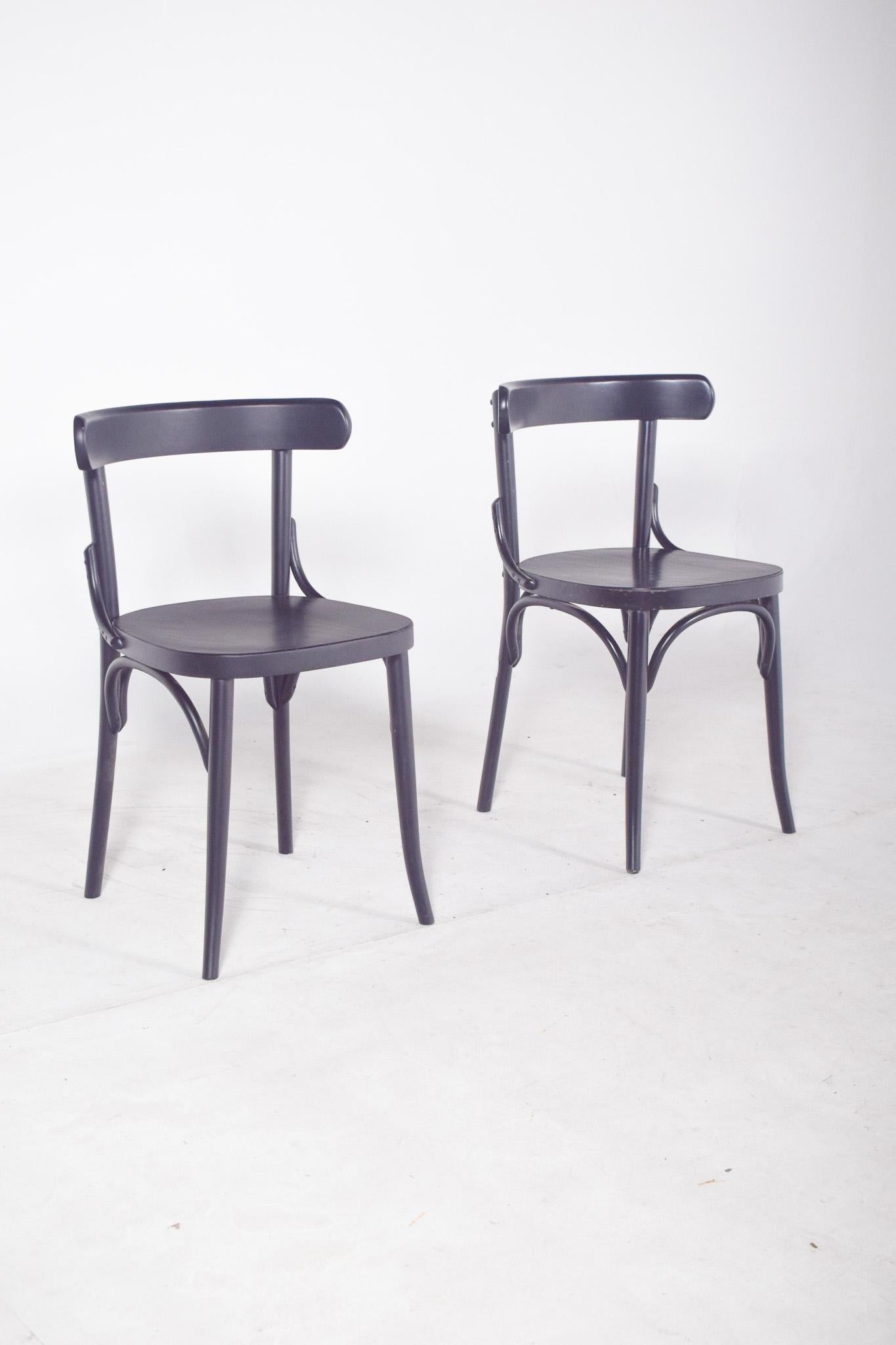 Français Paire de chaises laquées noires du 20e siècle en vente