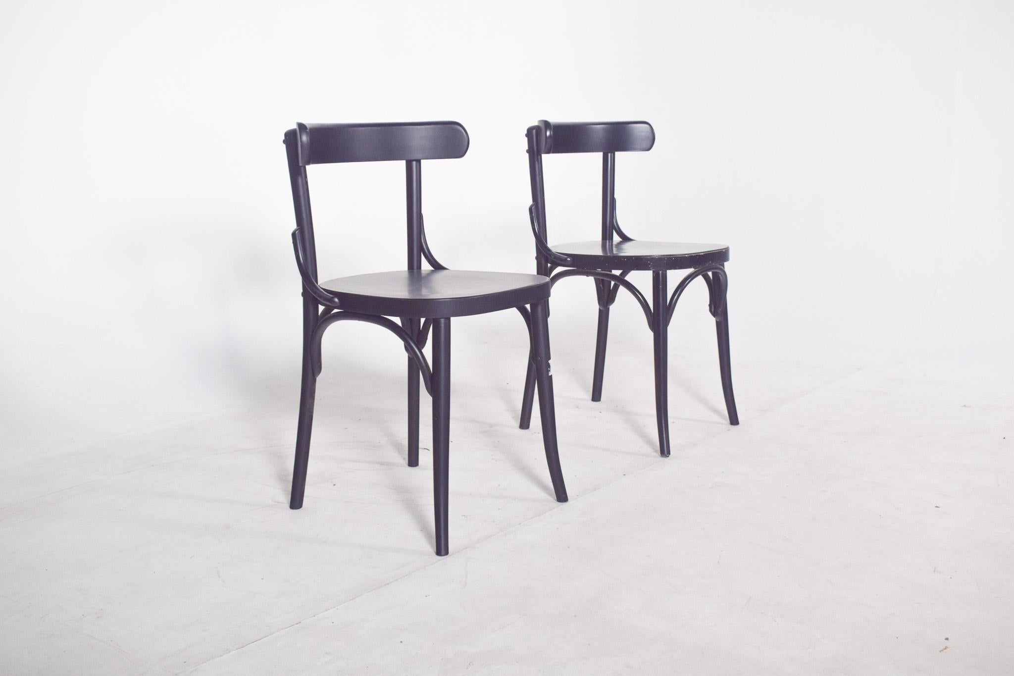 Bois Paire de chaises laquées noires du 20e siècle en vente