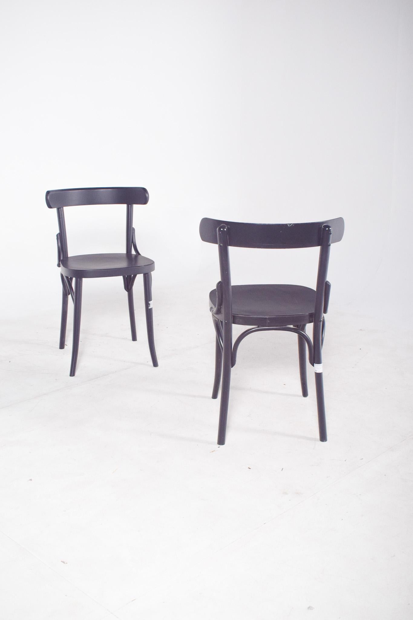Paire de chaises laquées noires du 20e siècle en vente 1