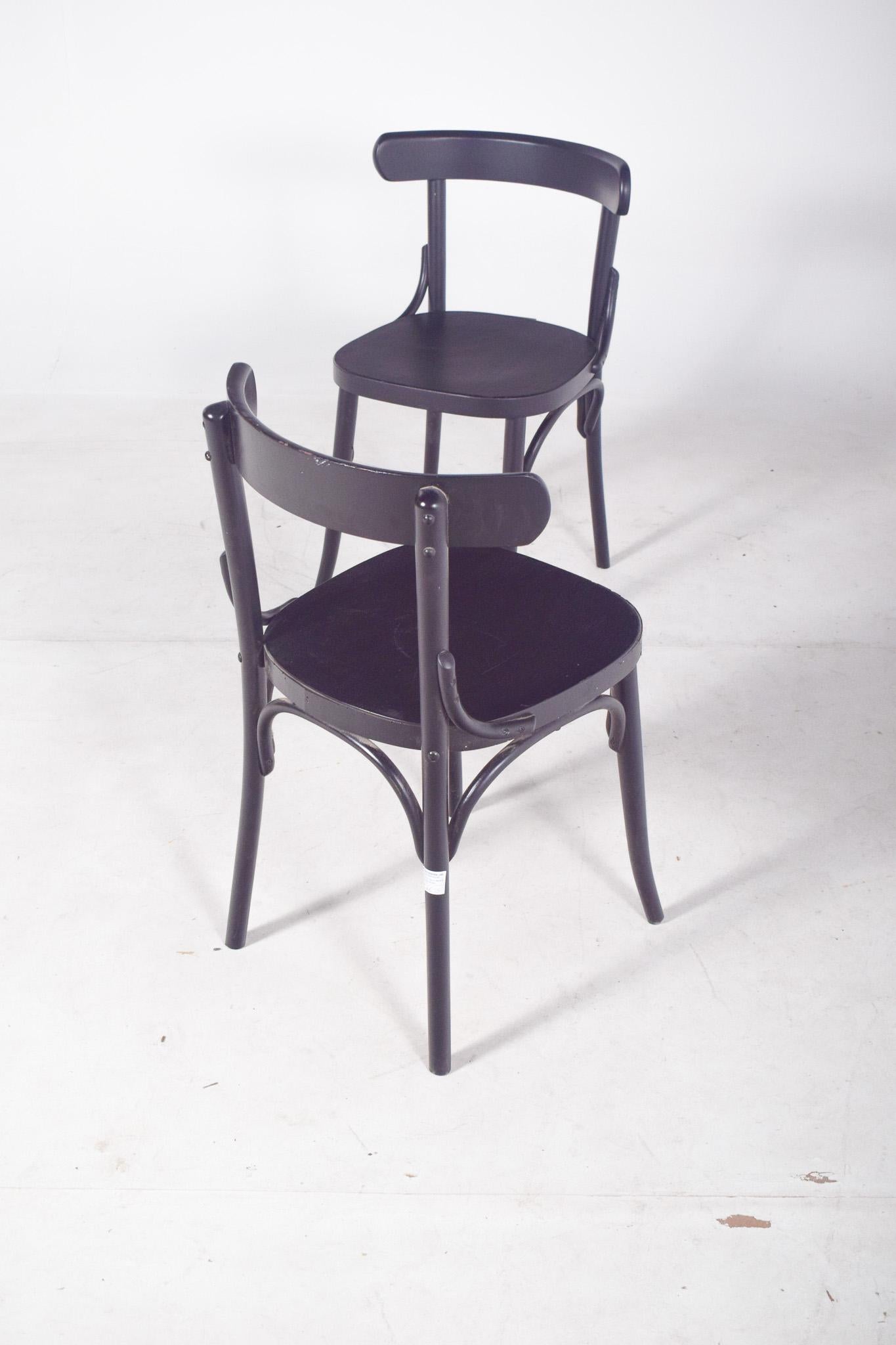 Paire de chaises laquées noires du 20e siècle en vente 2