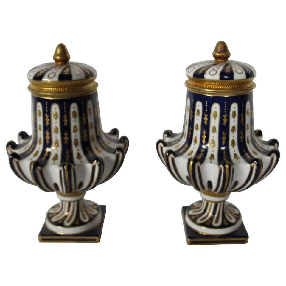 Una coppia di vasi e coperchi tedeschi. Fine XIX-inizio XX secolo. Ciascuna di esse ha una pesante forma a balaustro con pannelli alternati in blu cobalto e bianco con decorazioni dorate. Le coperture a cupola staccabili sono conformi al design.