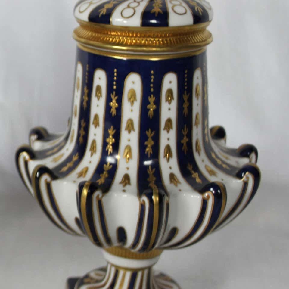 Blaue und weiße deutsche Vasen des 20. Jahrhunderts mit Deckeln, Paar (Porzellan) im Angebot