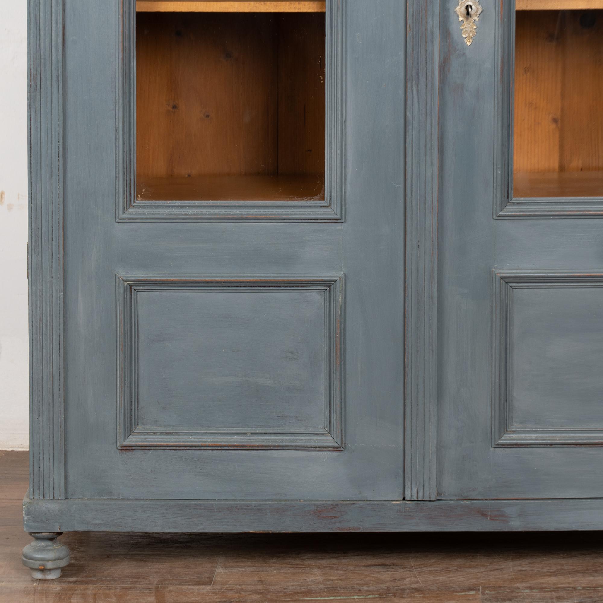 Paire de bibliothèques en pin peint en bleu du 20e siècle Vitrines en vente 6