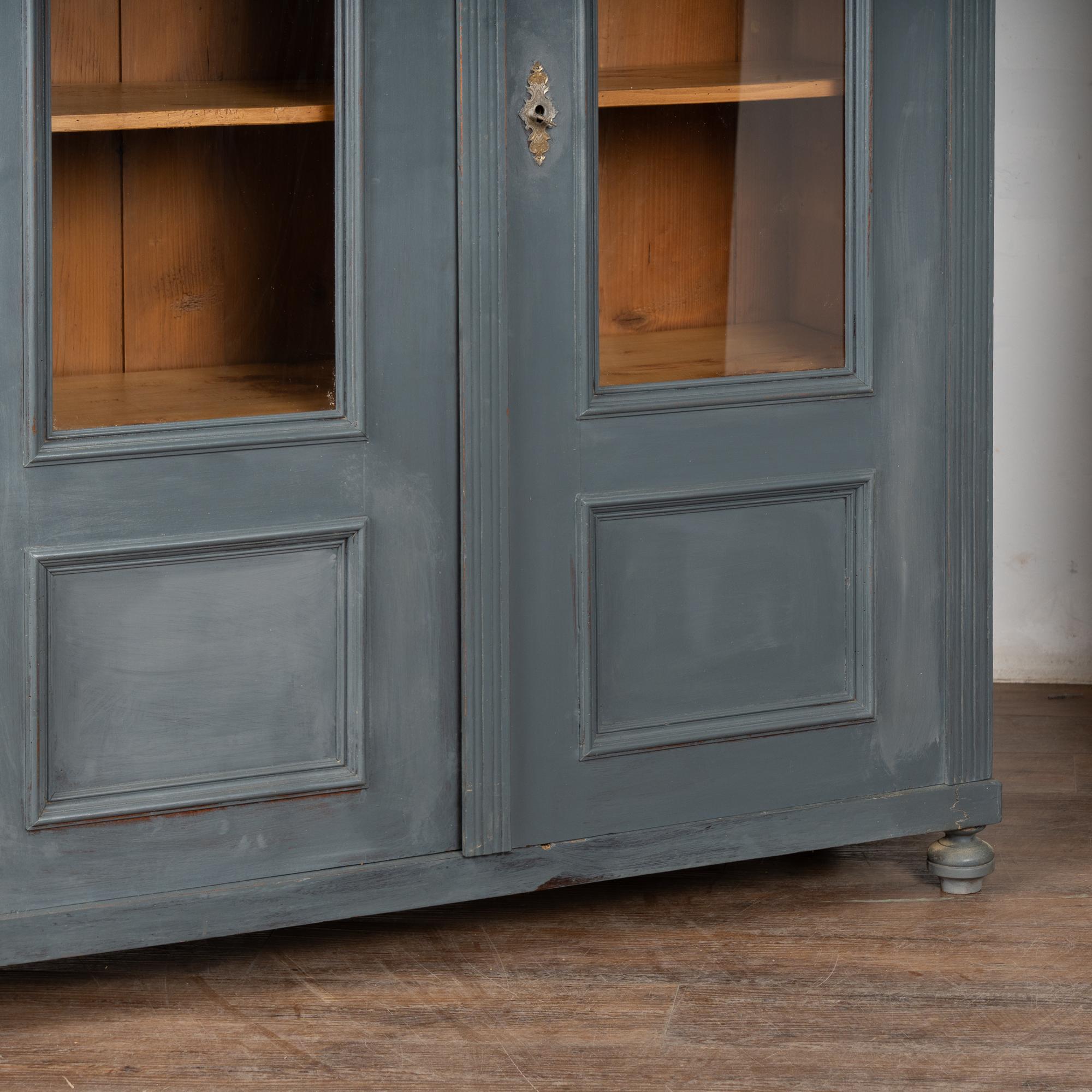 Paire de bibliothèques en pin peint en bleu du 20e siècle Vitrines en vente 7